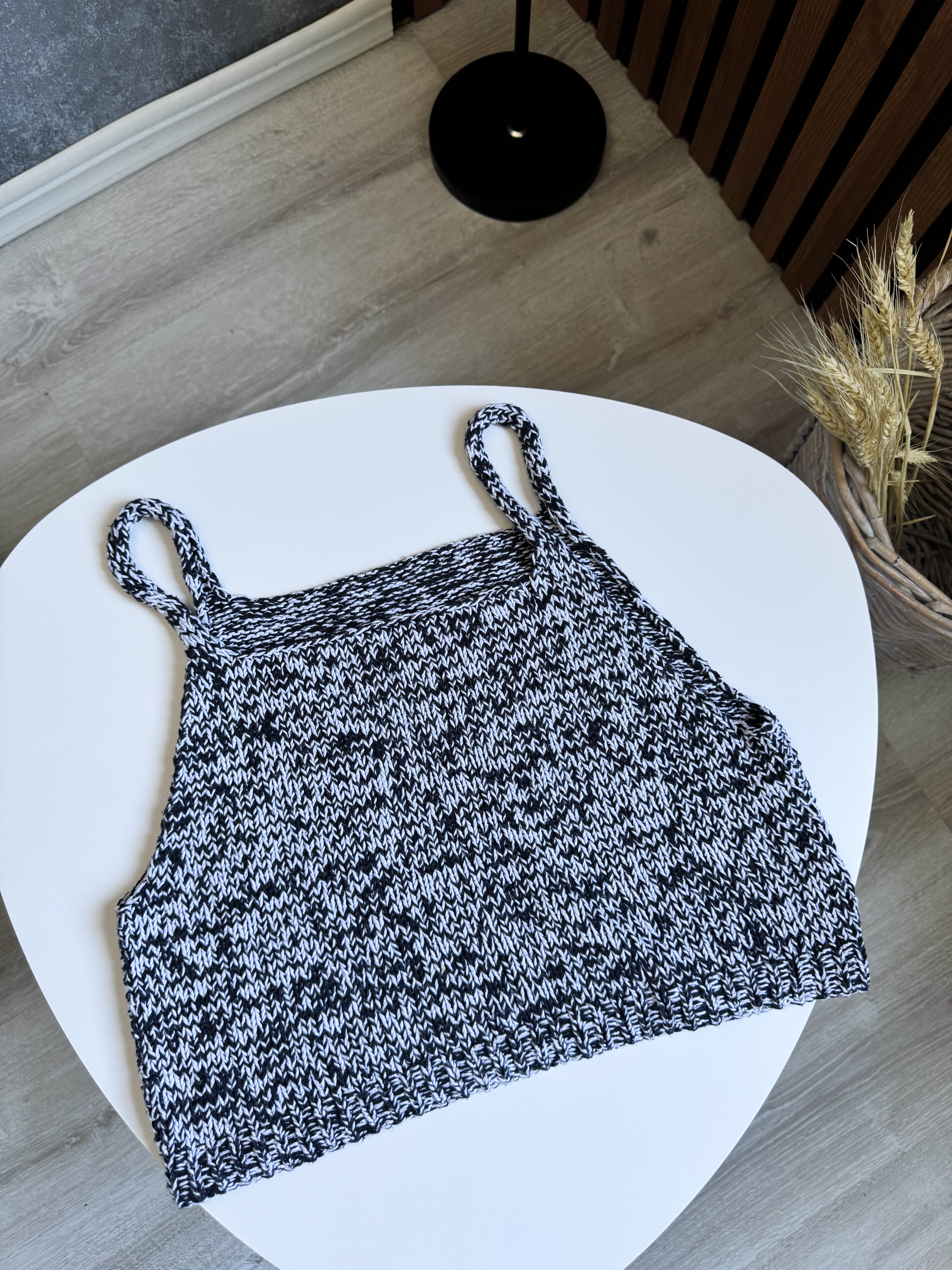 Top tejido blanco y negro