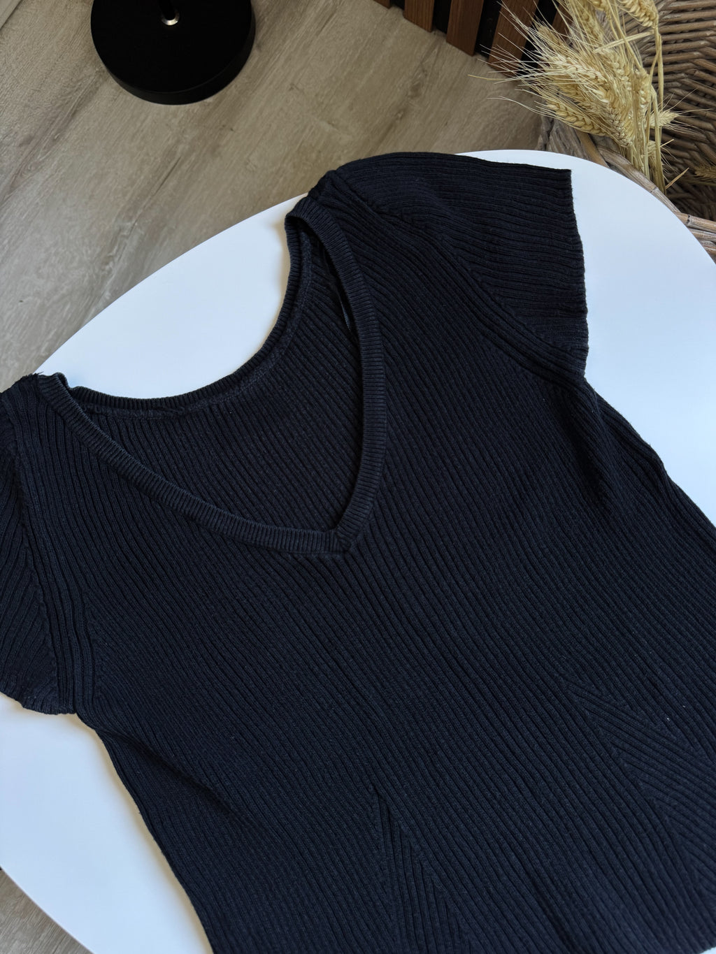 Remera negra de hilo manga corta