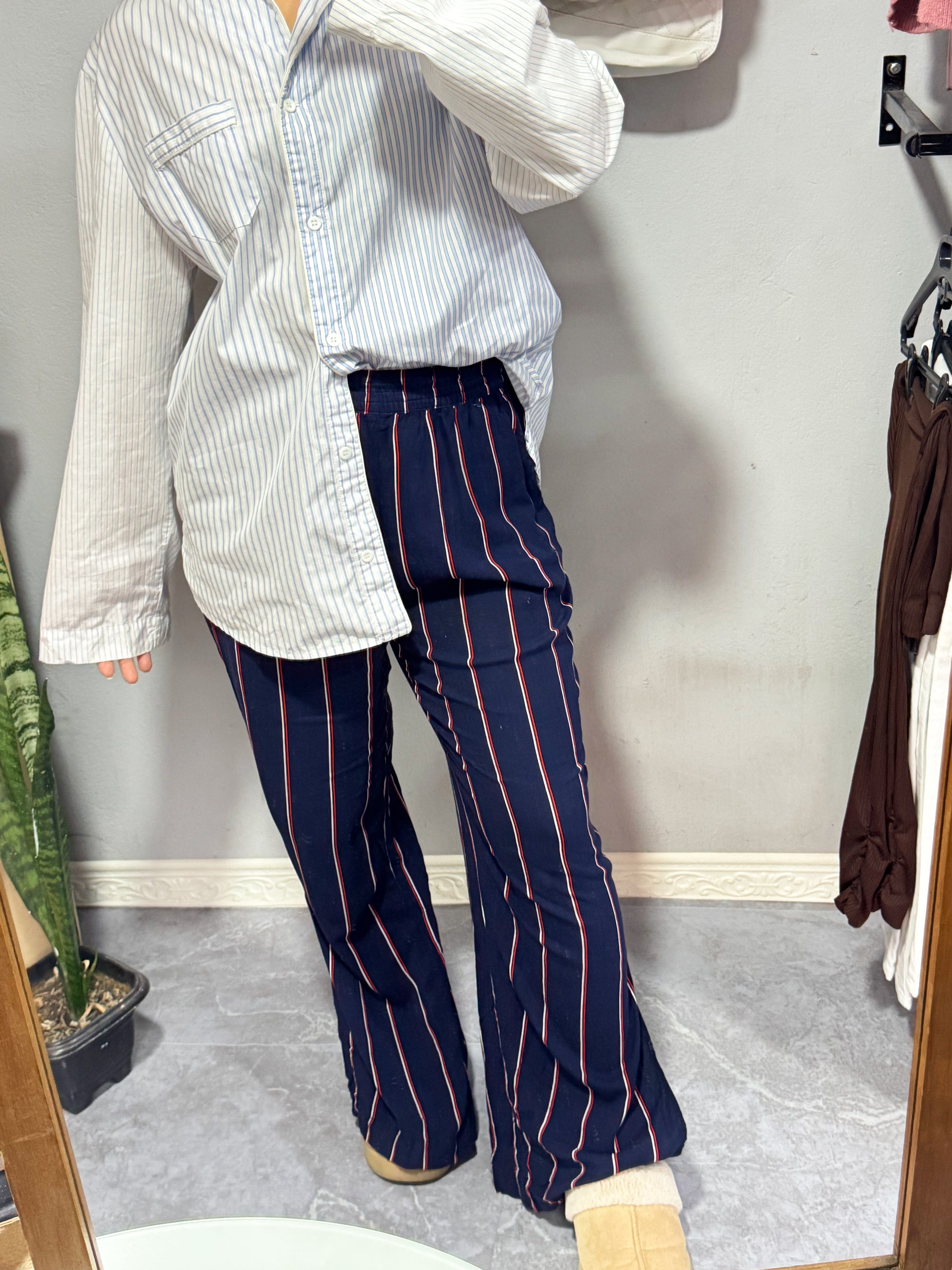 Pantalón azul a rayas *con detalle