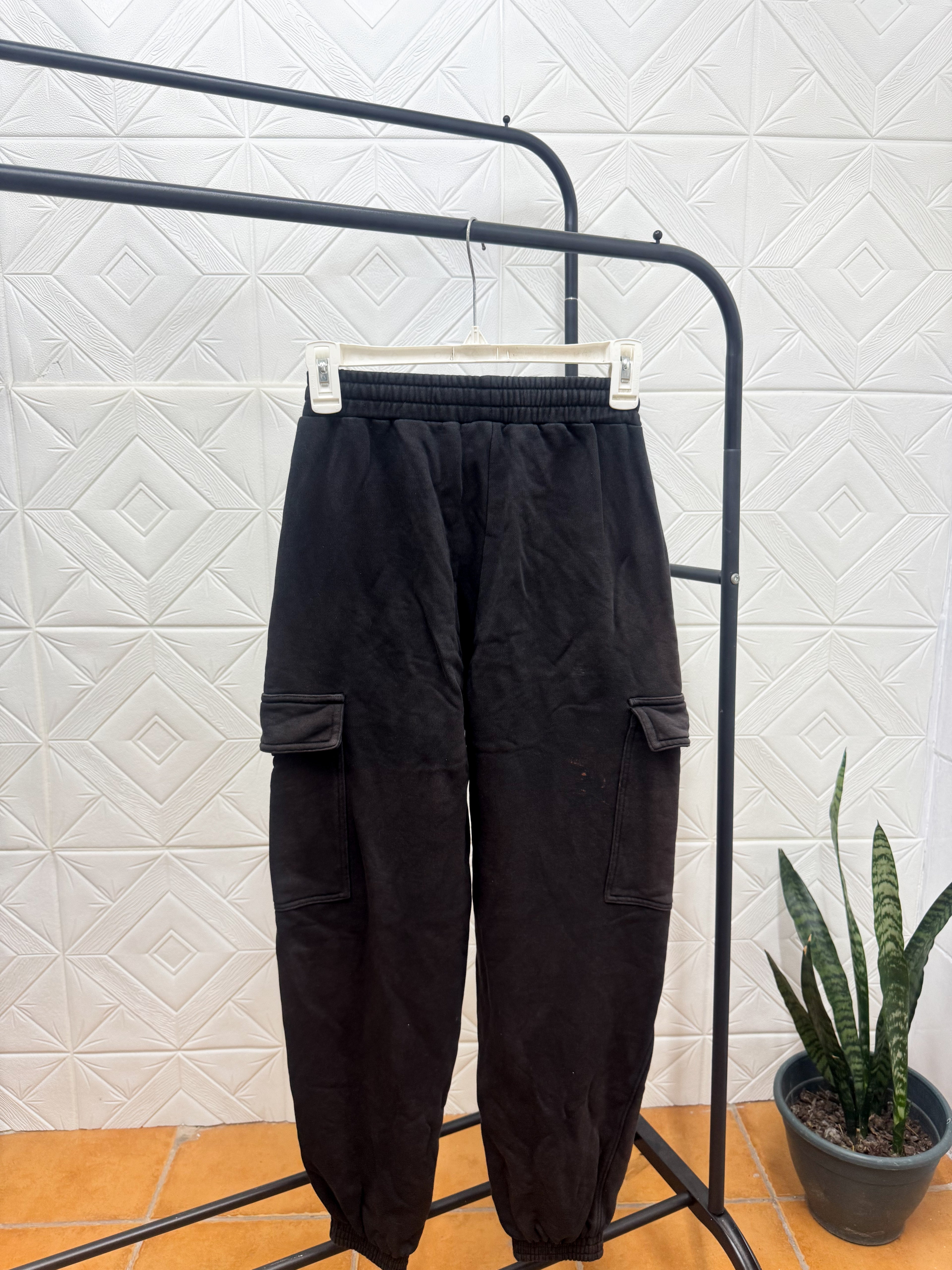 Deportivo cargo negro H&M *con detalle