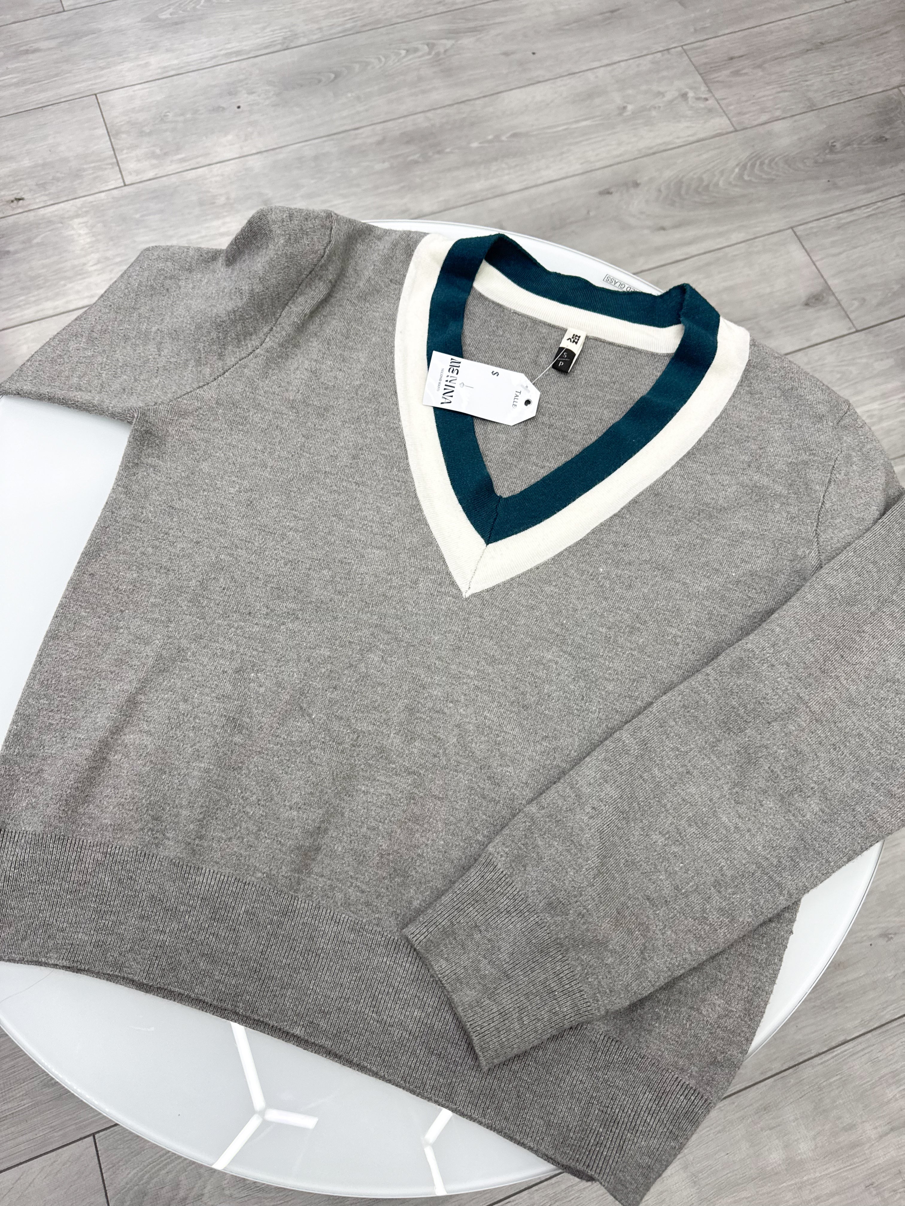 Buzo gris escote V