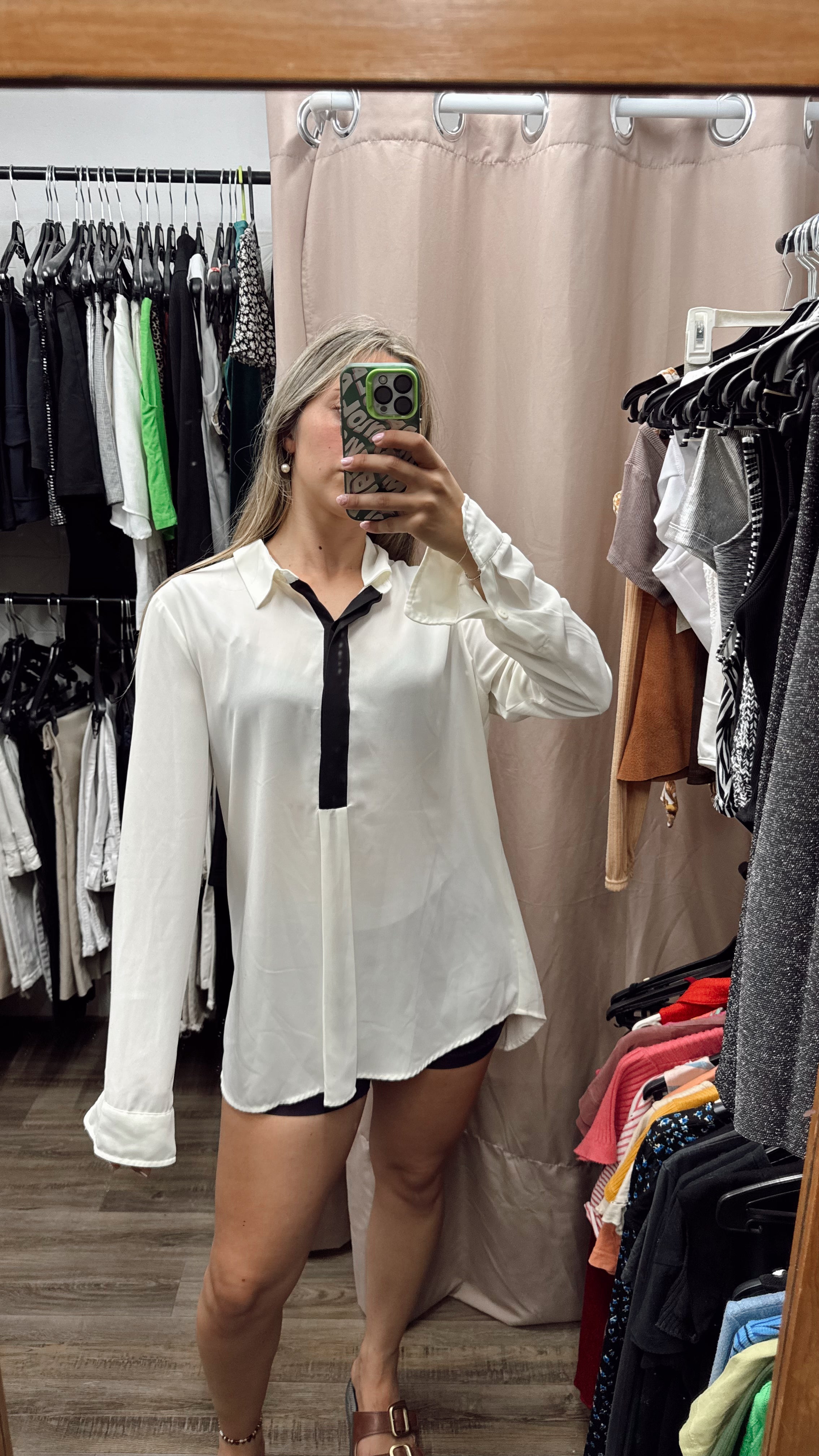 Camisa larguita blanca con cuello negro