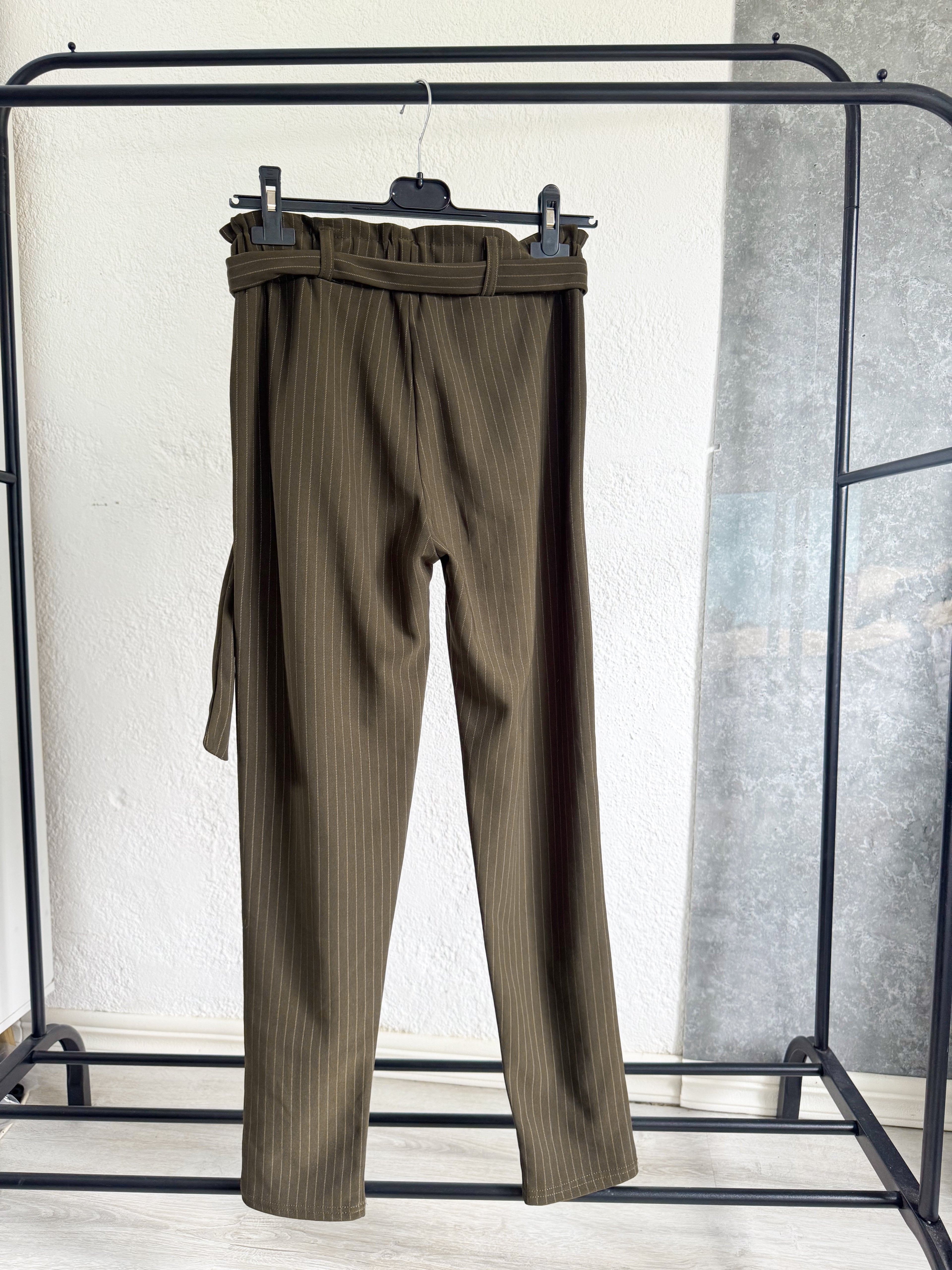 Pantalón con lazo a rayas, color verde oliva