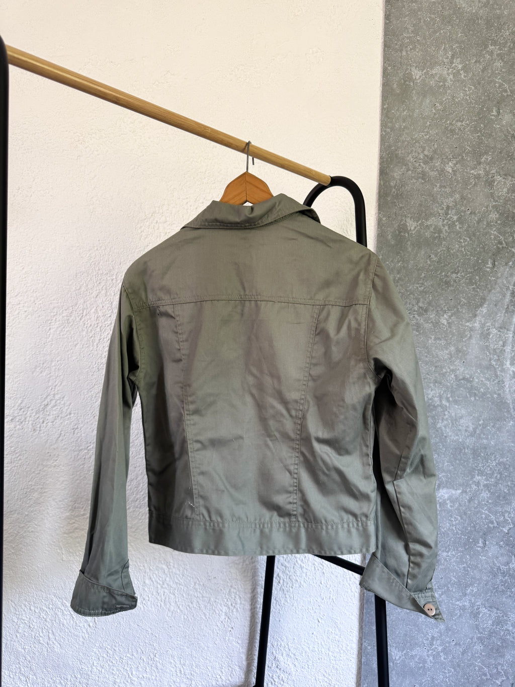 Chaqueta verde oliva igual a nueva