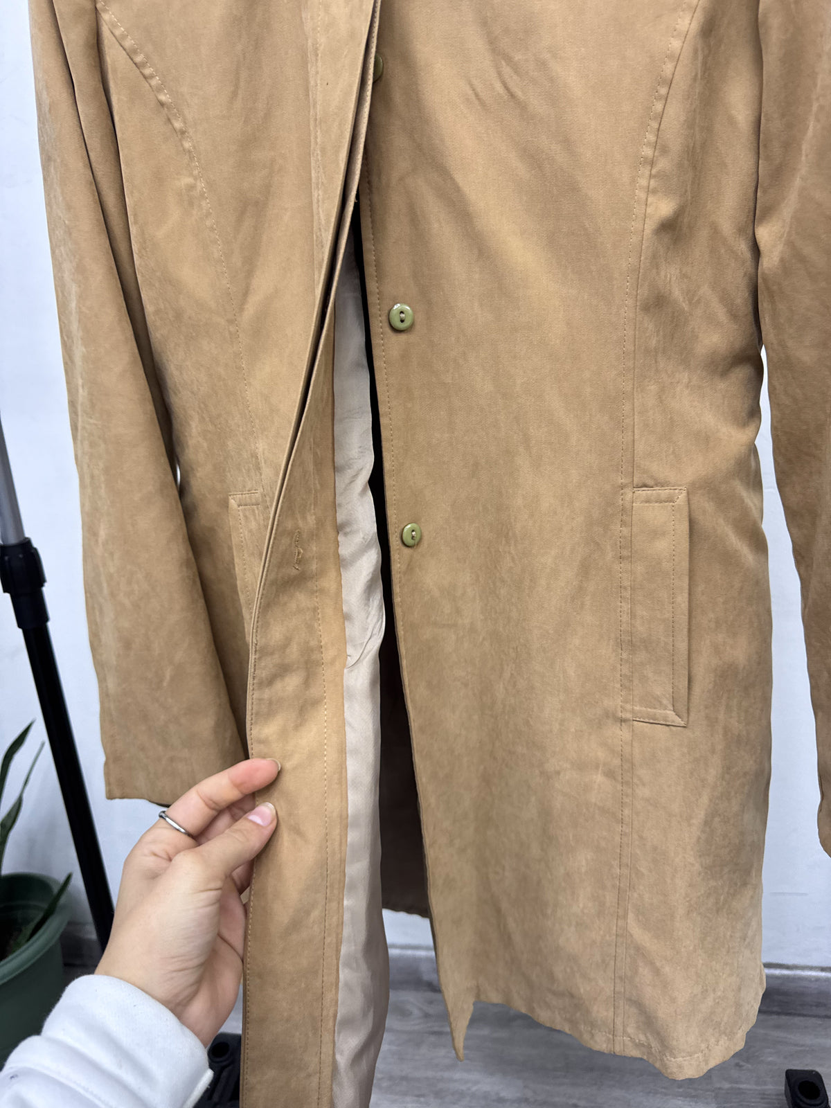 Chaqueta cazadora de gamuza marrón claro con capucha