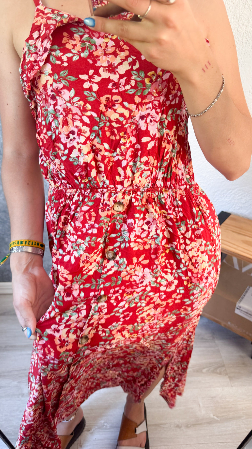 Vestido rojo floreado con botones delanteros