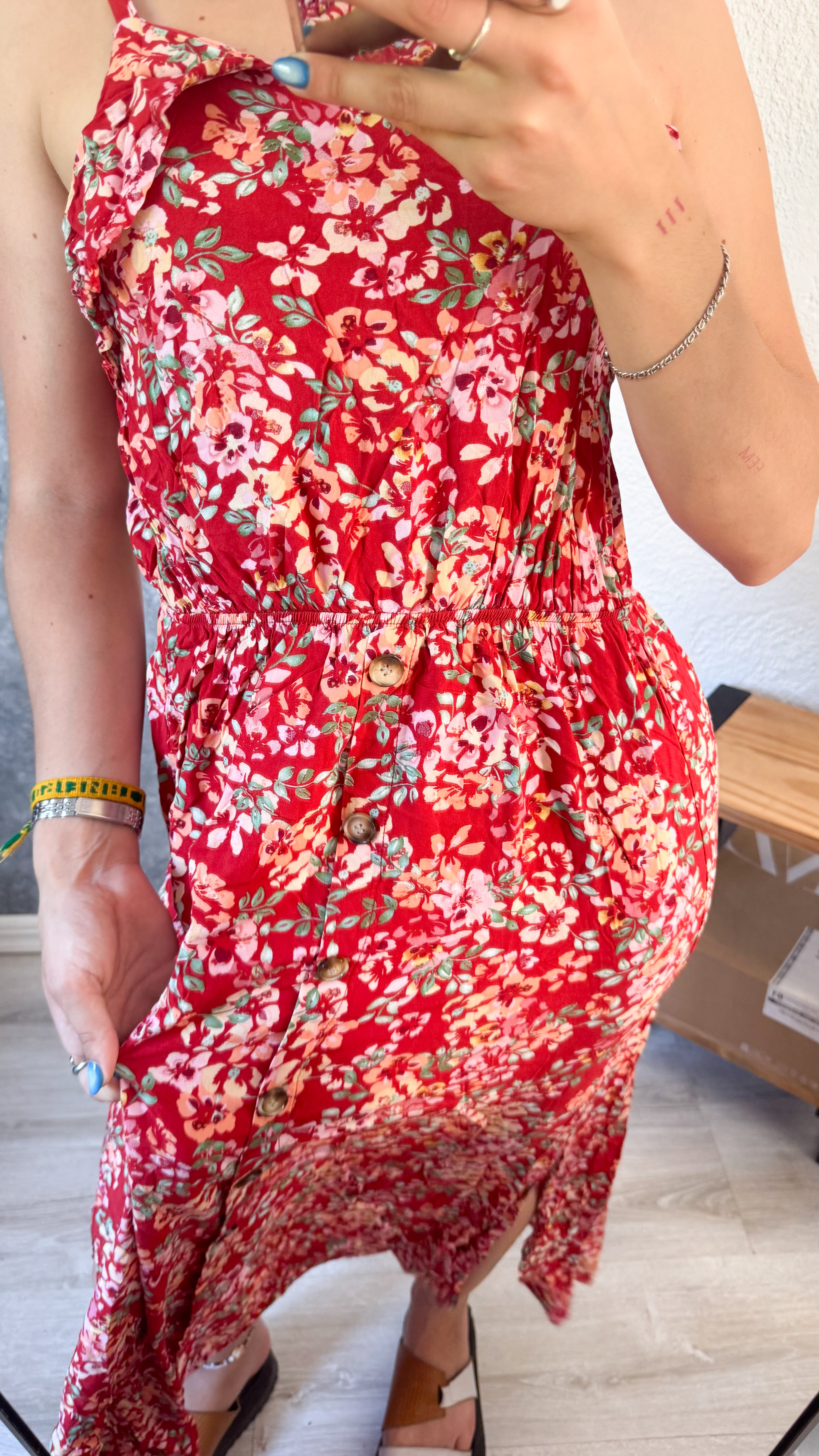 Vestido rojo floreado con botones delanteros
