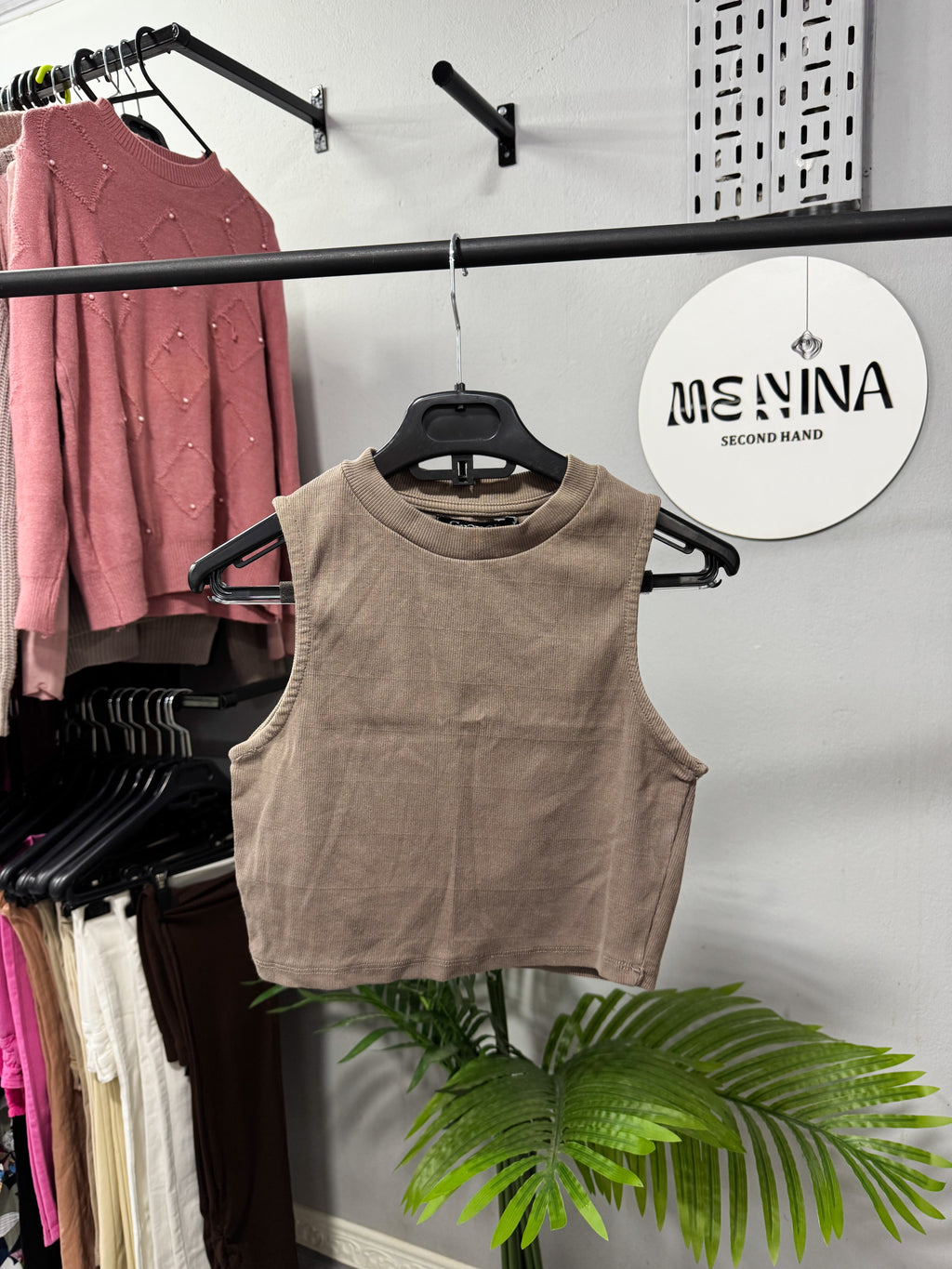 Top musculosa marrón