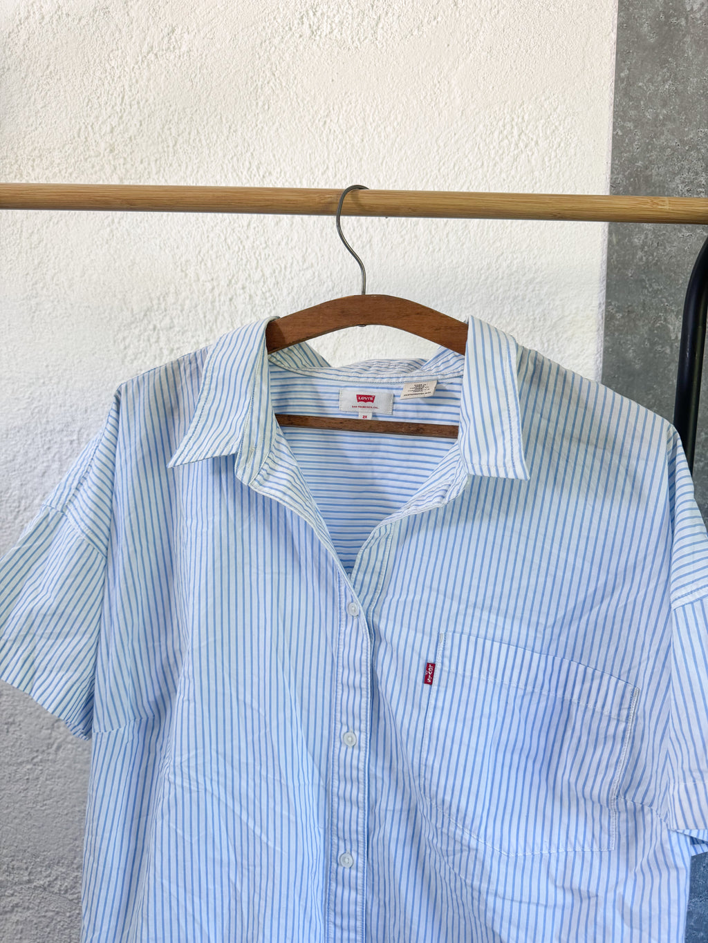 Camisa Levi’s celeste a rayas