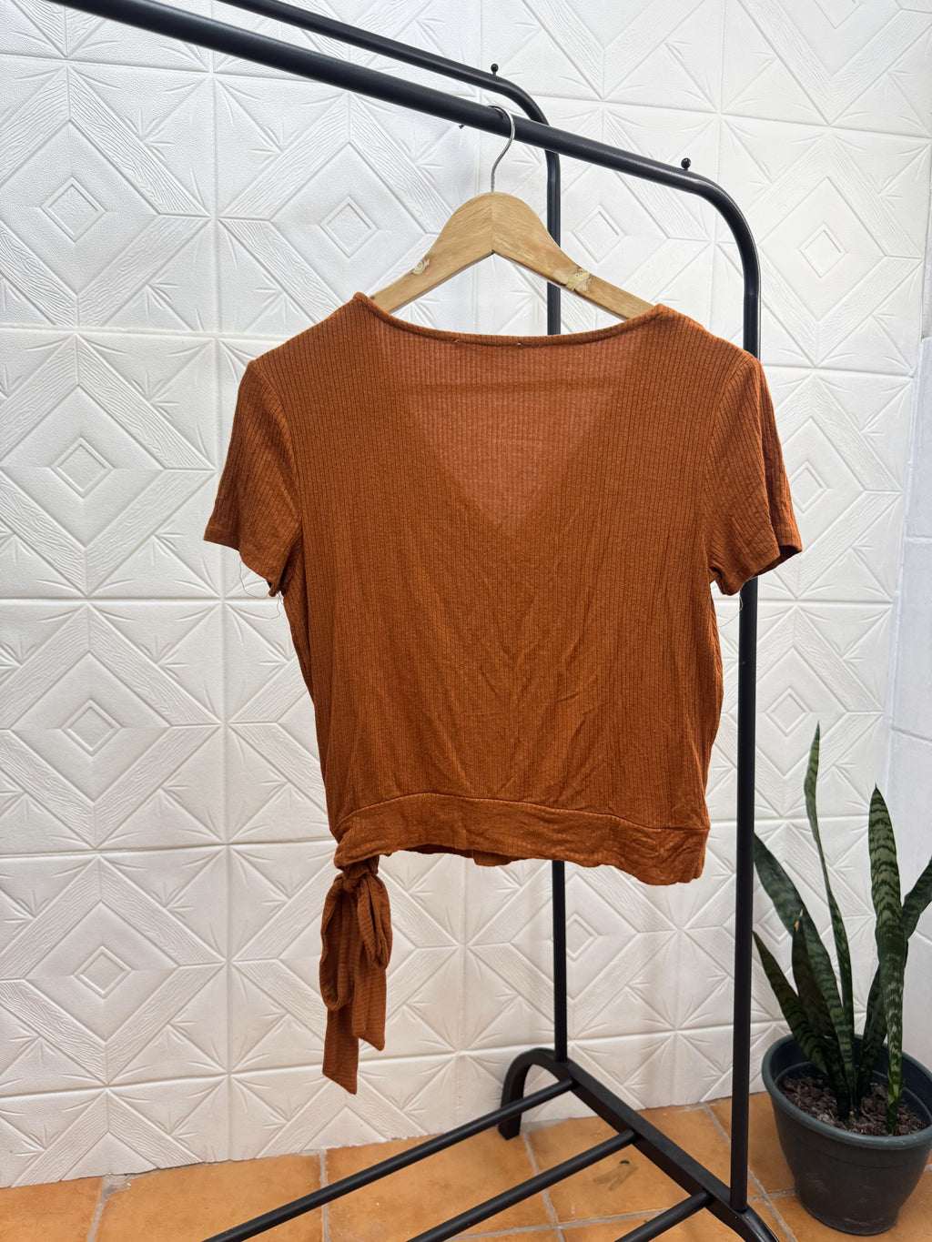 Remera marrón con nudo en el costado
