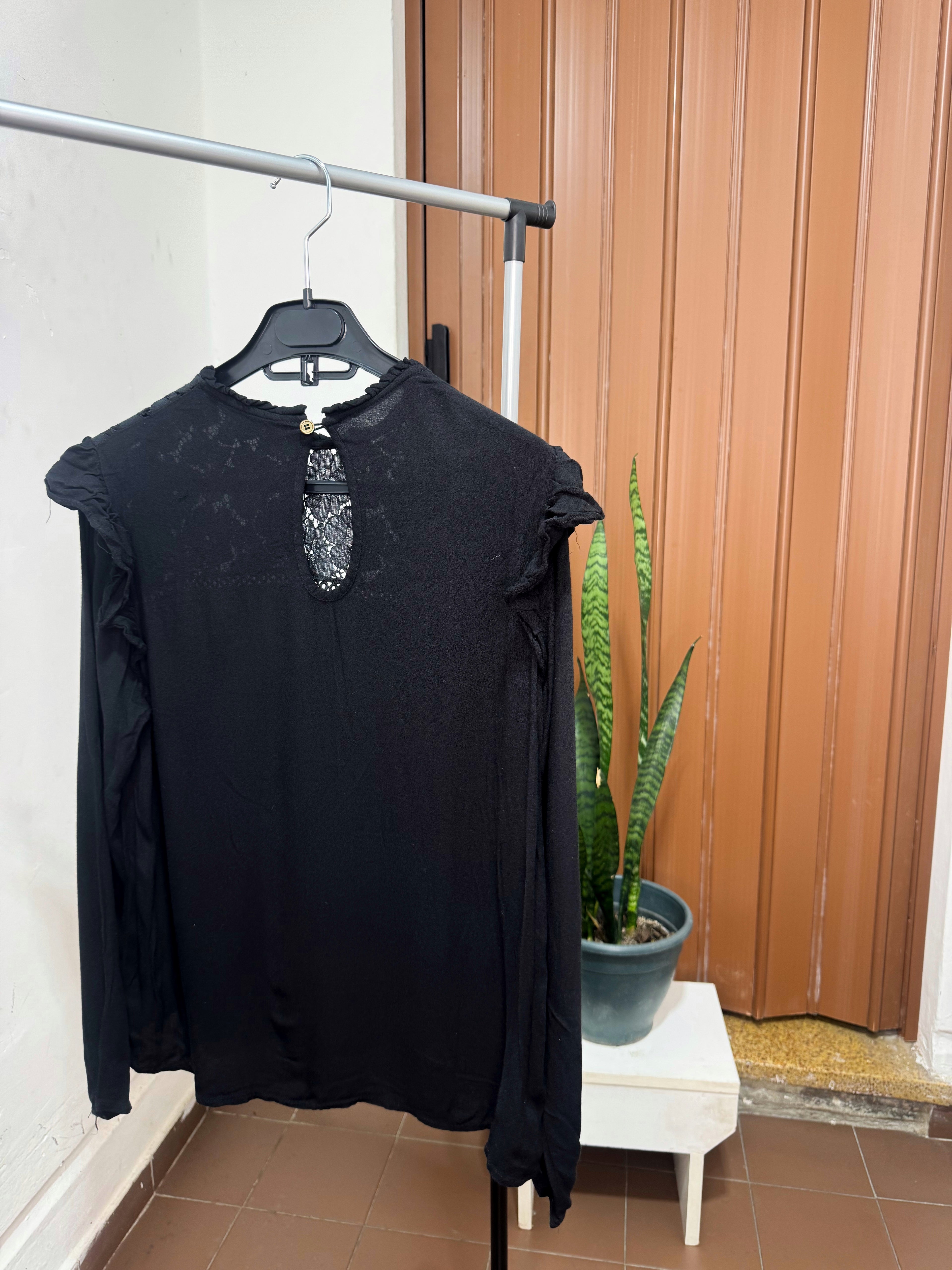 Remera negra manga larga con encaje y volados en las mangas