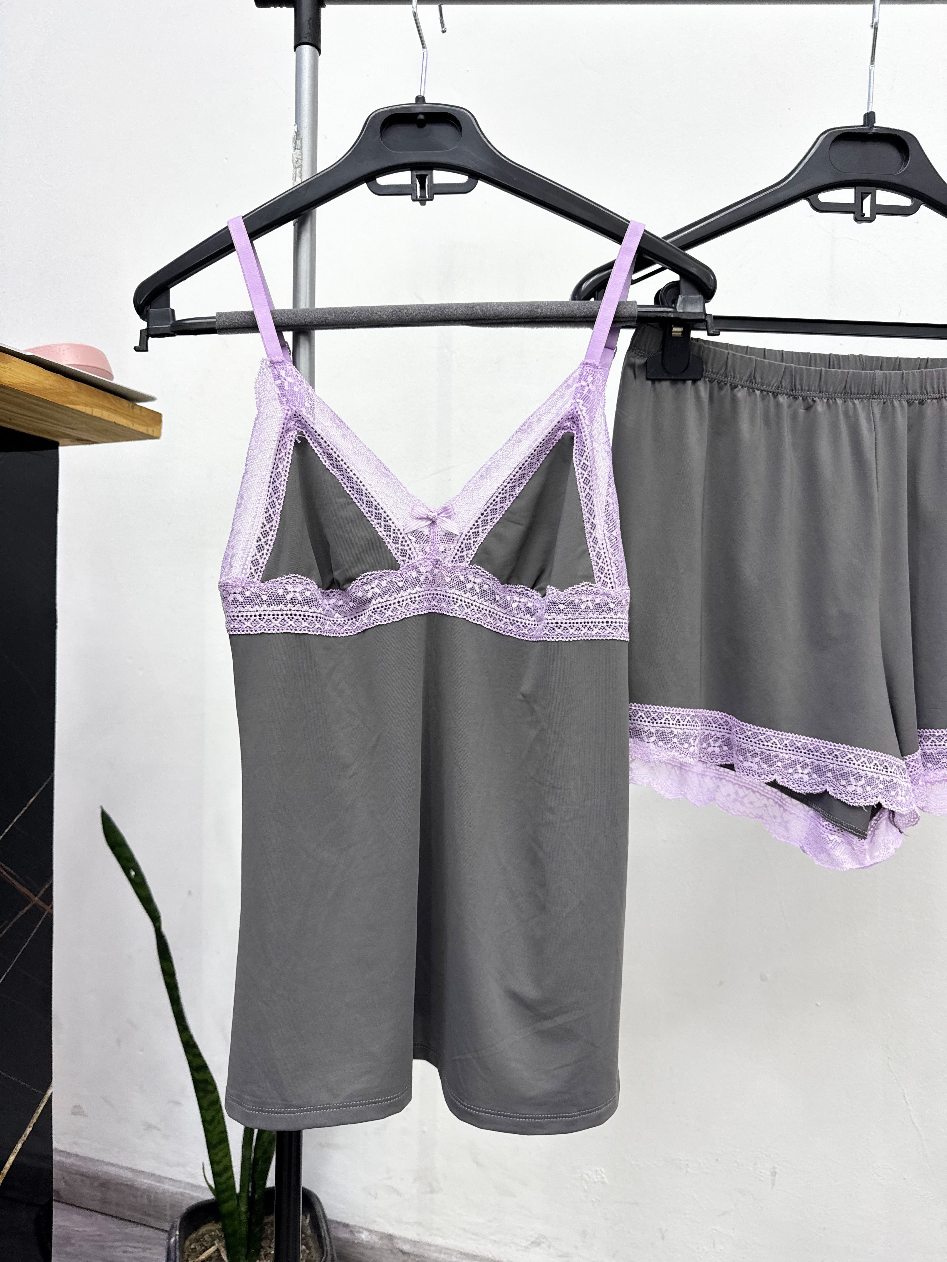 Conjunto pijama gris con encaje en lila