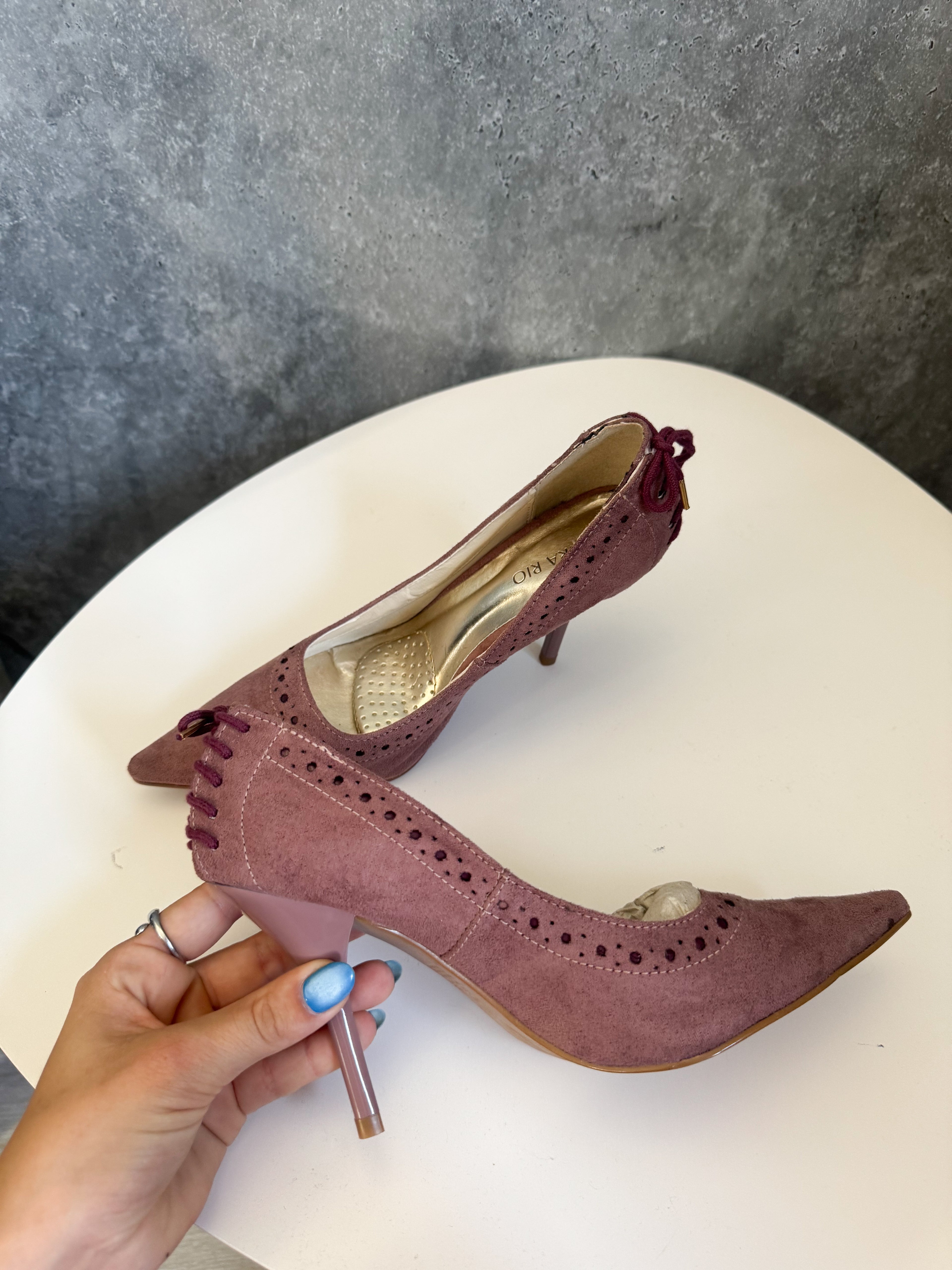 Tacos sandalias nuevas color rosa de gamuza con cordón atrás