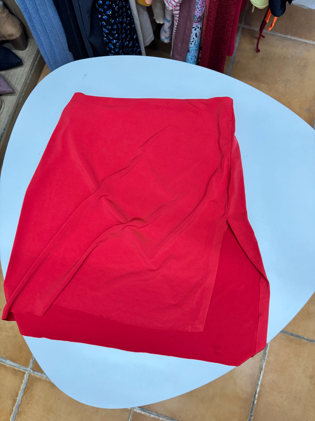 Pollera roja con abertura