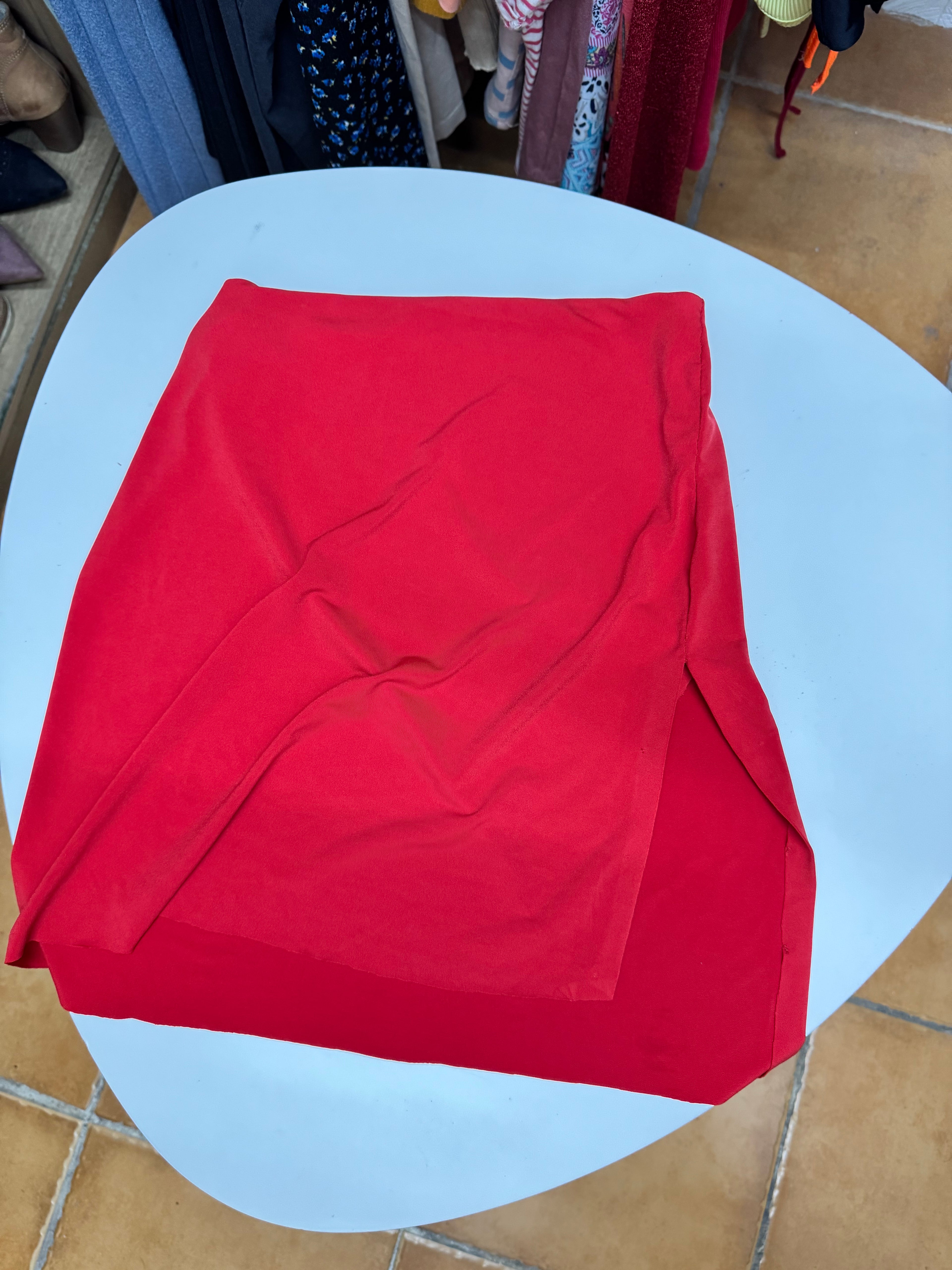 Pollera roja con abertura