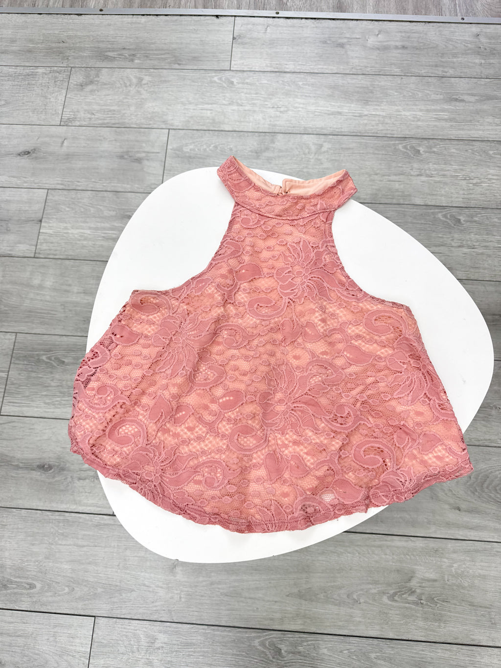 Blusa rosada de encaje con cuello