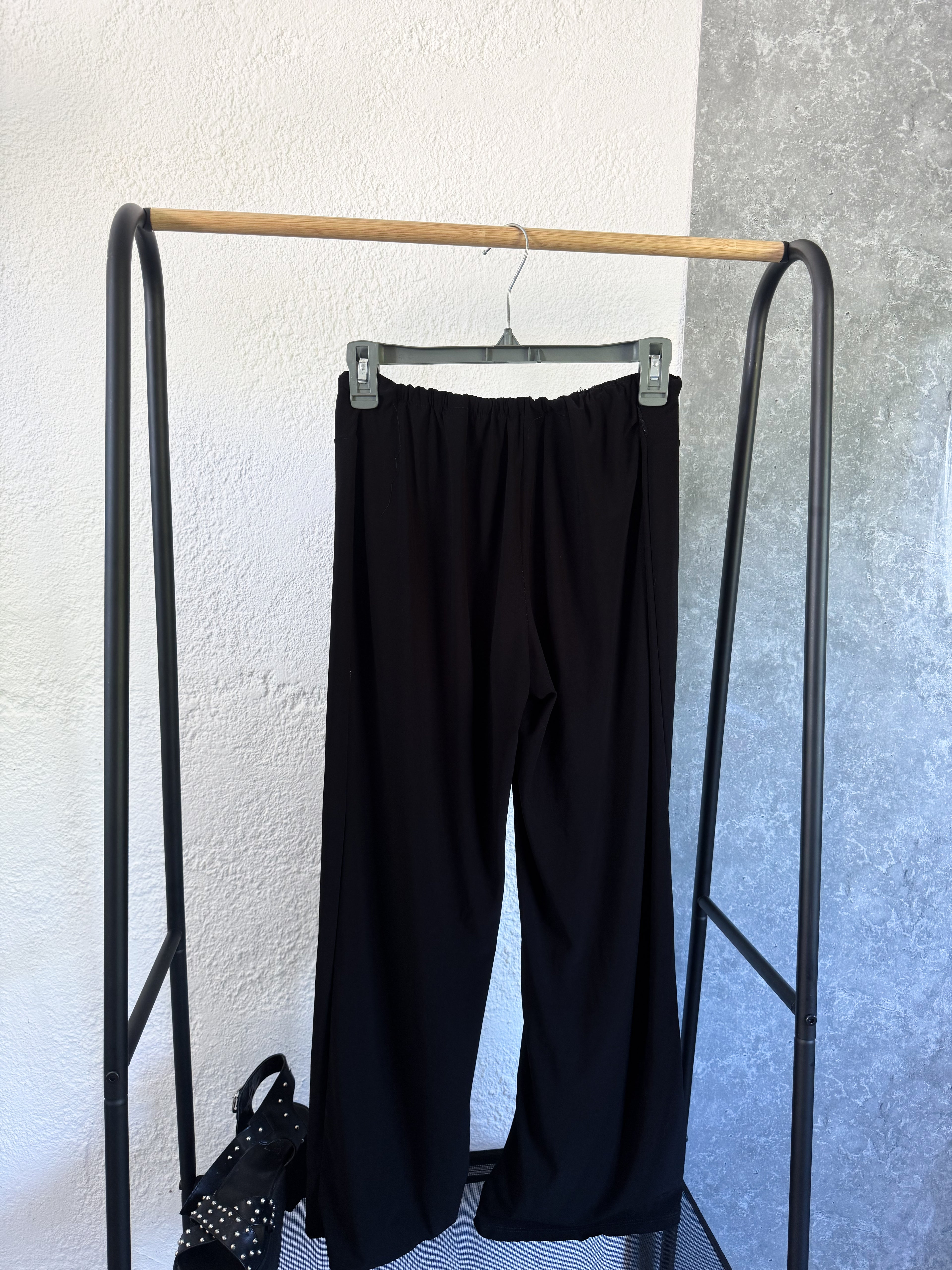 Pantalón negro tipo plazo