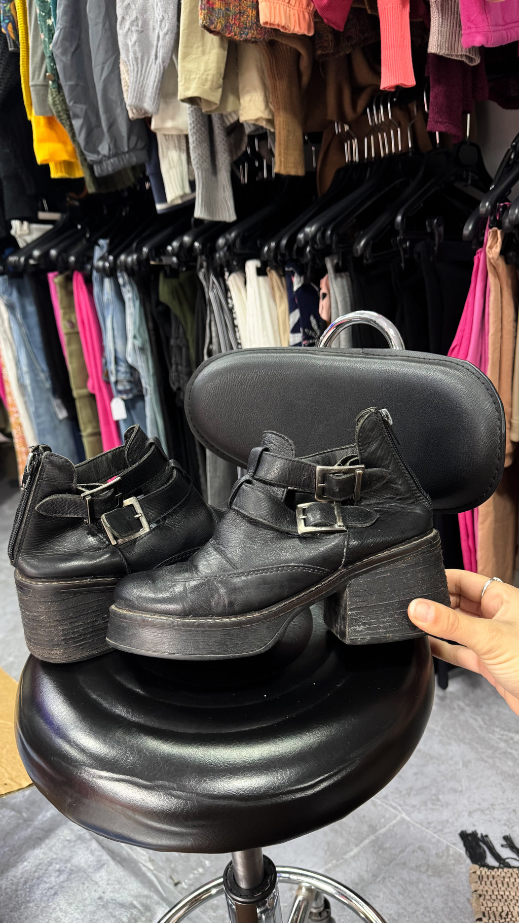 Zapatos negros de cuero con taco