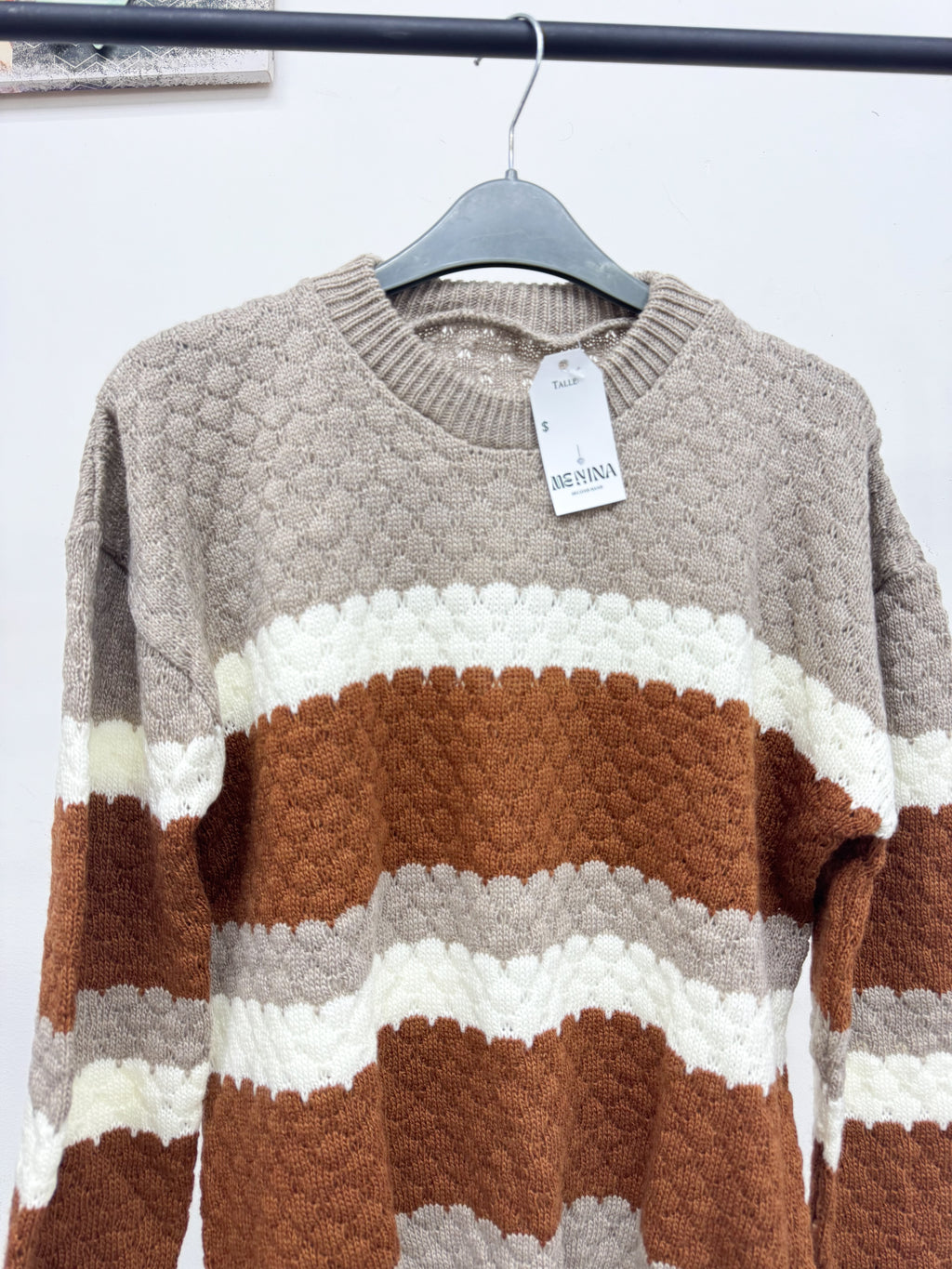 Buzo de hilo marrón, blanco y beige