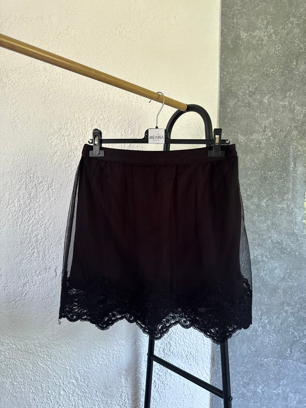 Pollera negra con capa de tul