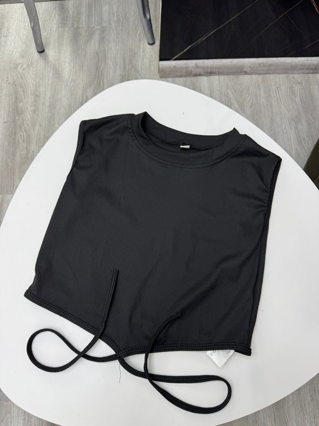 Top negro con tiras cruzadas