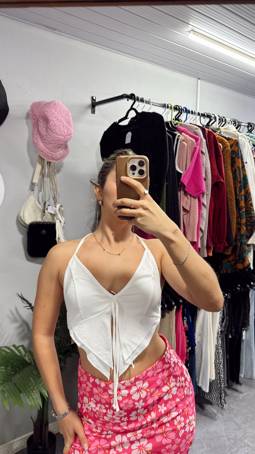 Top blanco en pico
