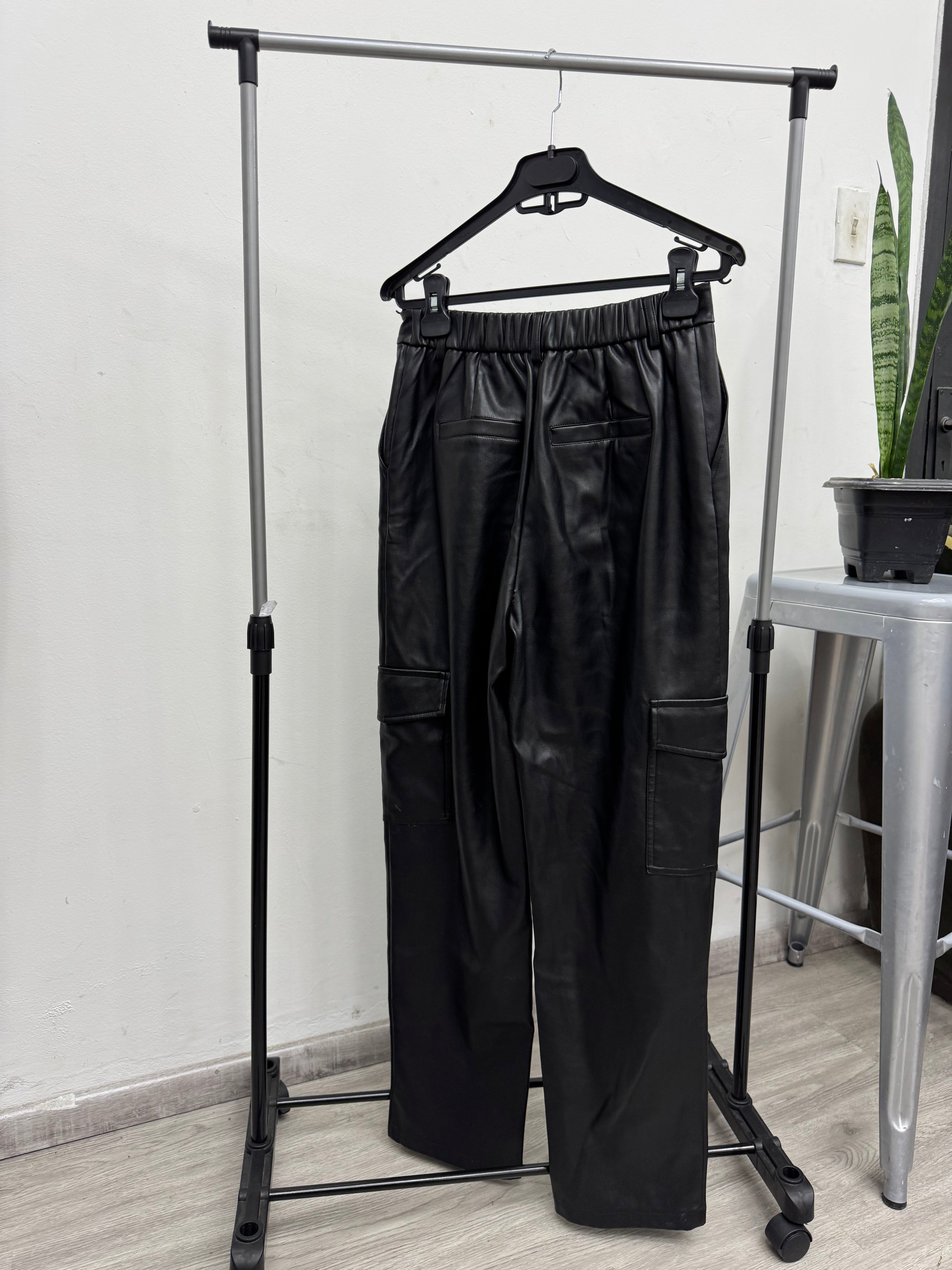 Pantalón eco cuero cargo *con detalle