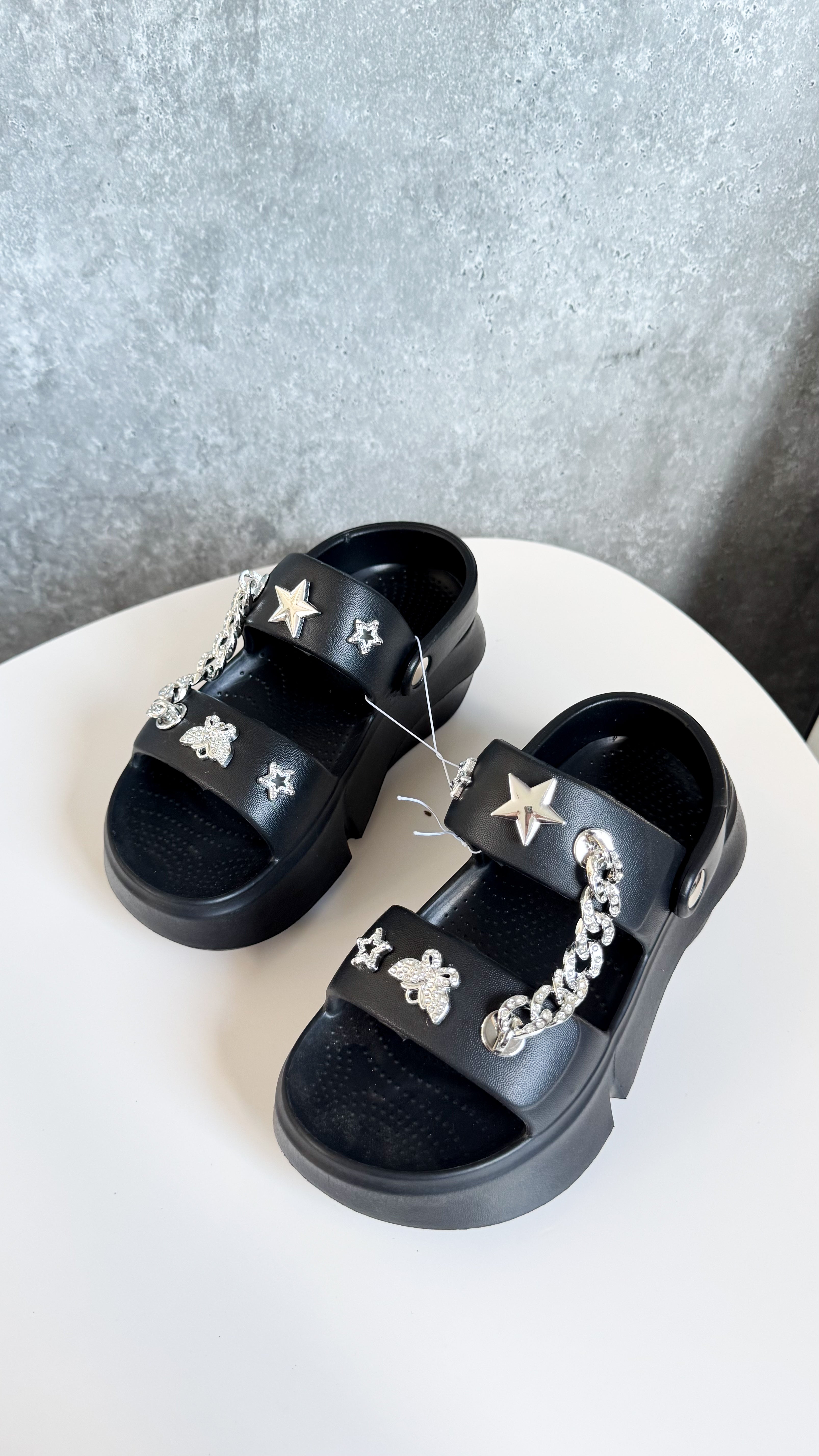 Sandalias NUEVAS negras con apliques