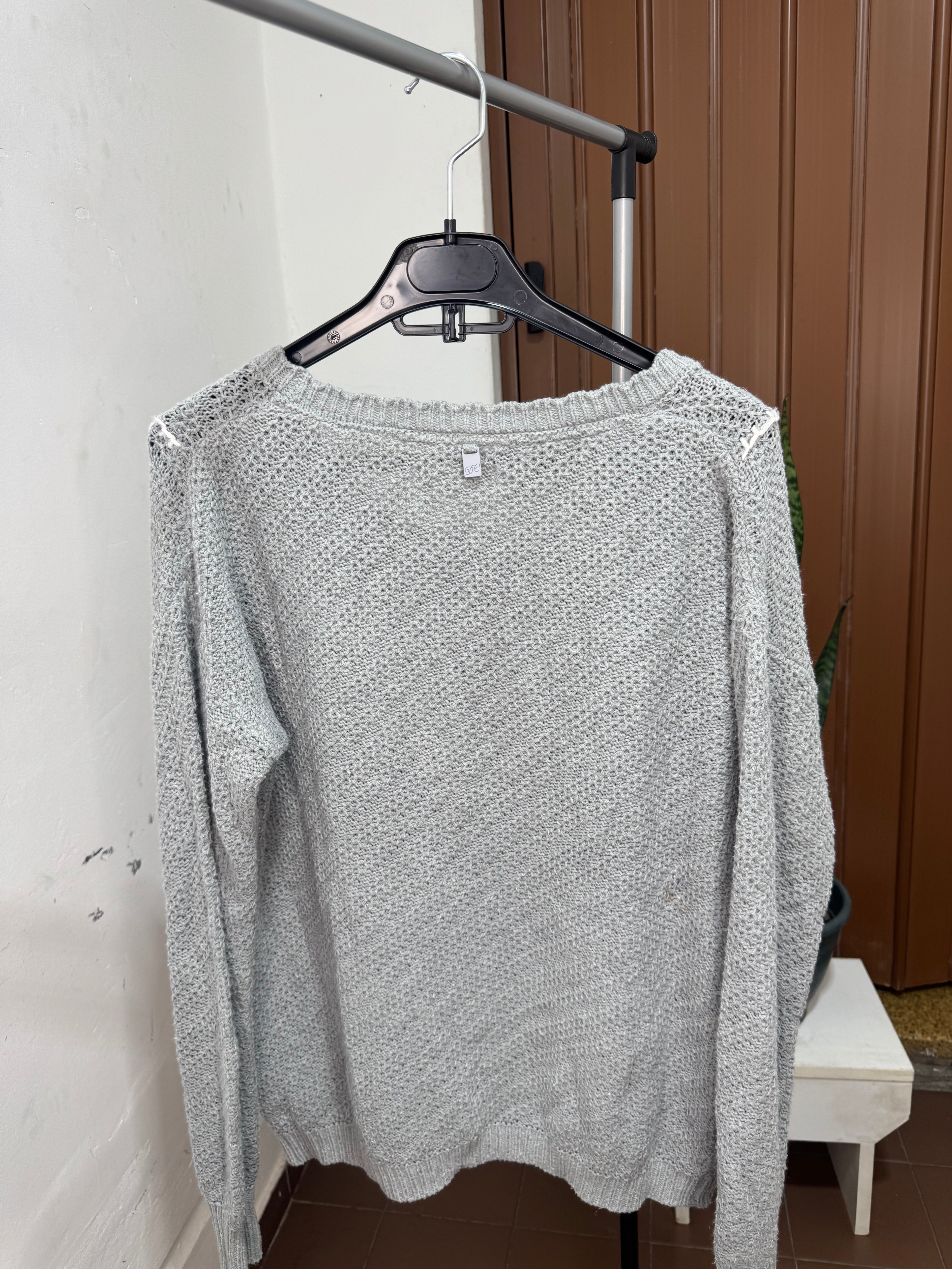 Buzo gris con flores naranjas