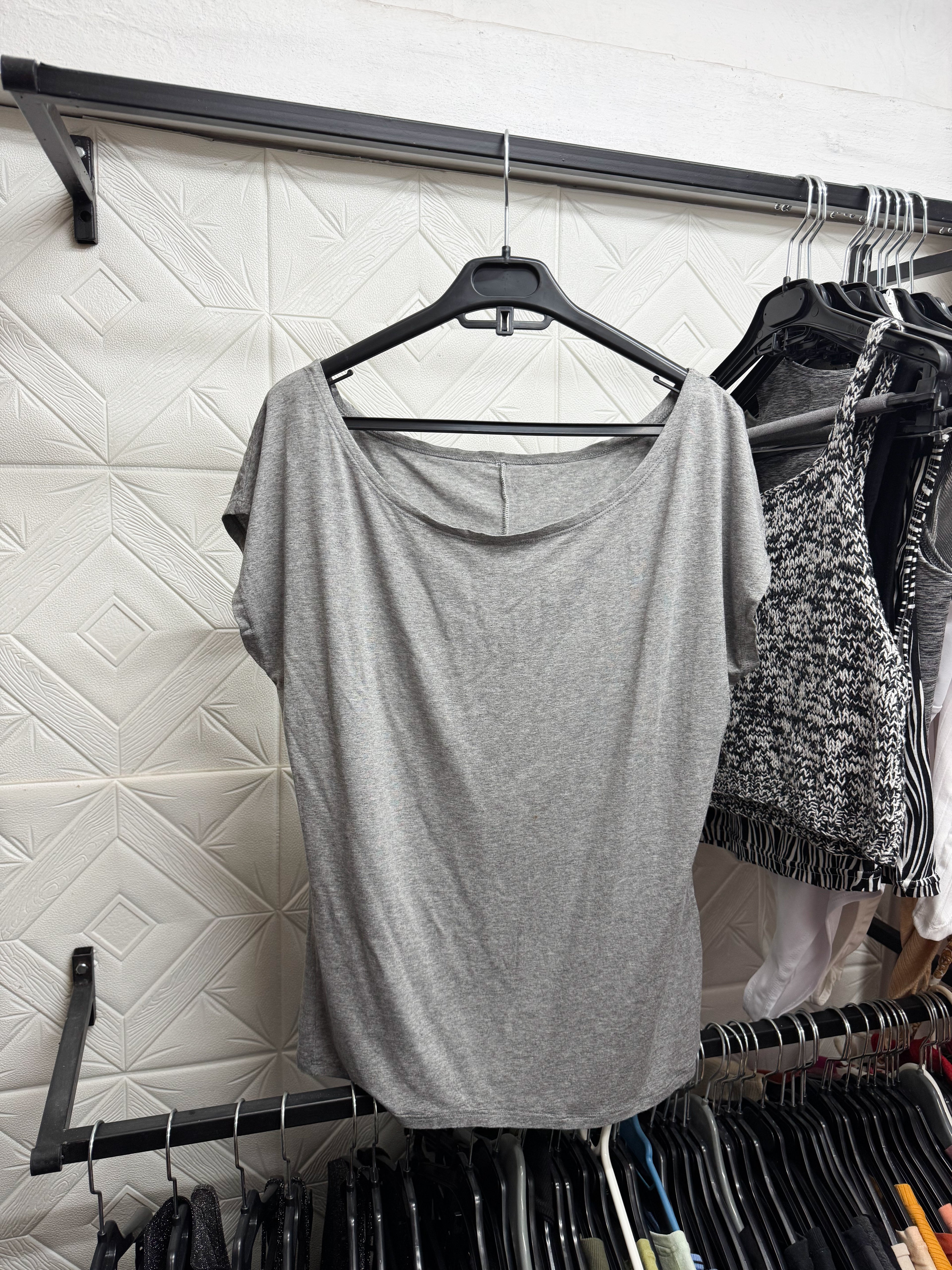 Remera gris manga corta