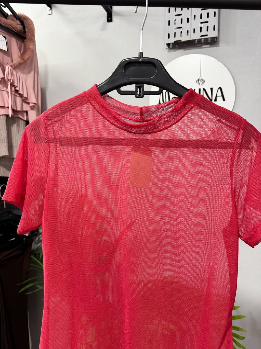 Remera roja traslúcida