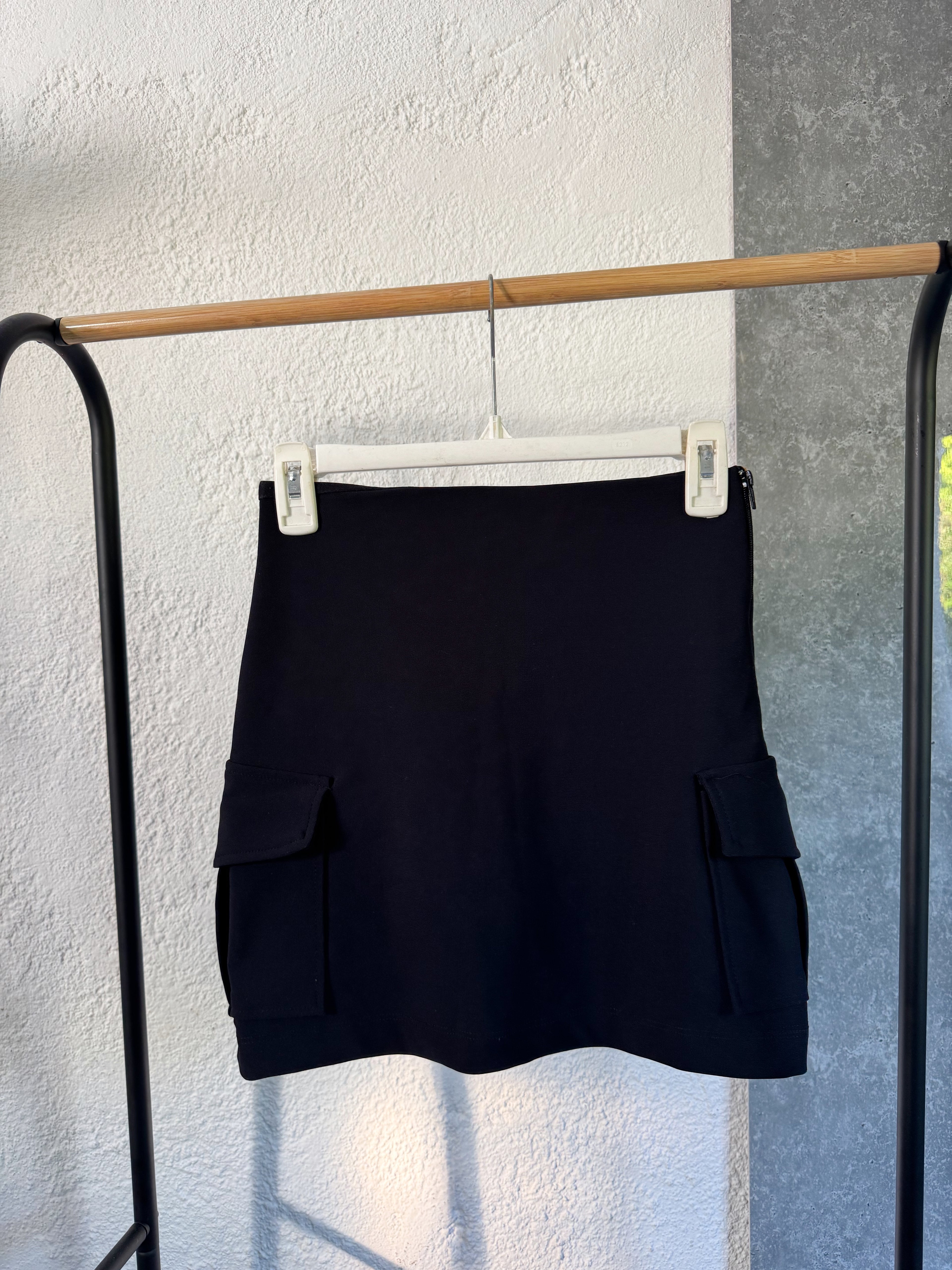 Pollera negra cargo alicrada