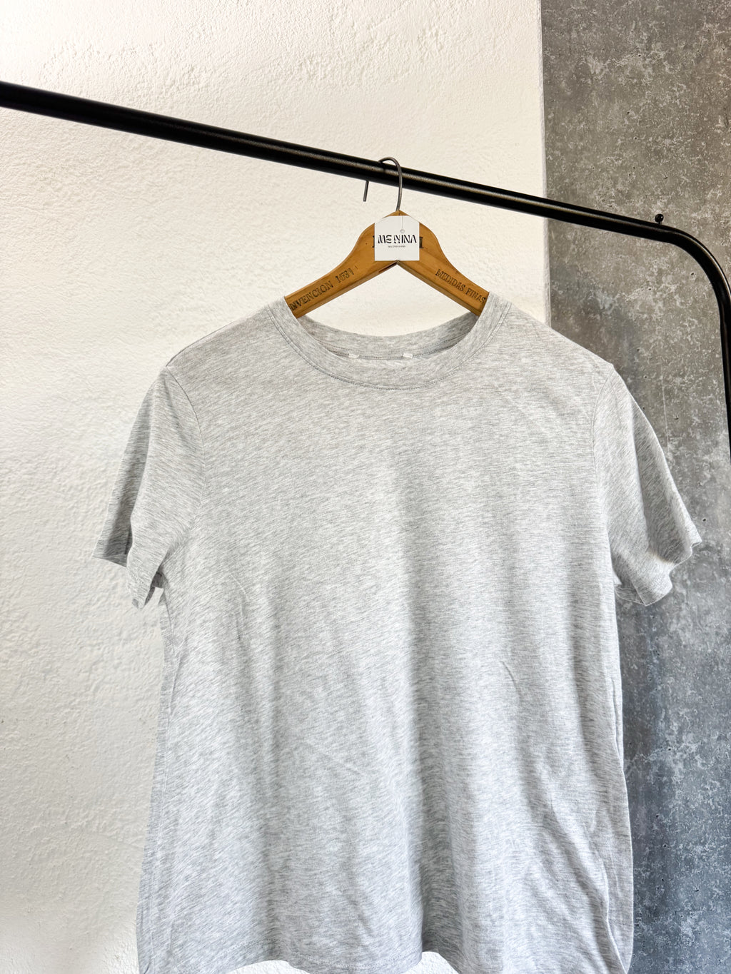 Remera gris claro manga corta