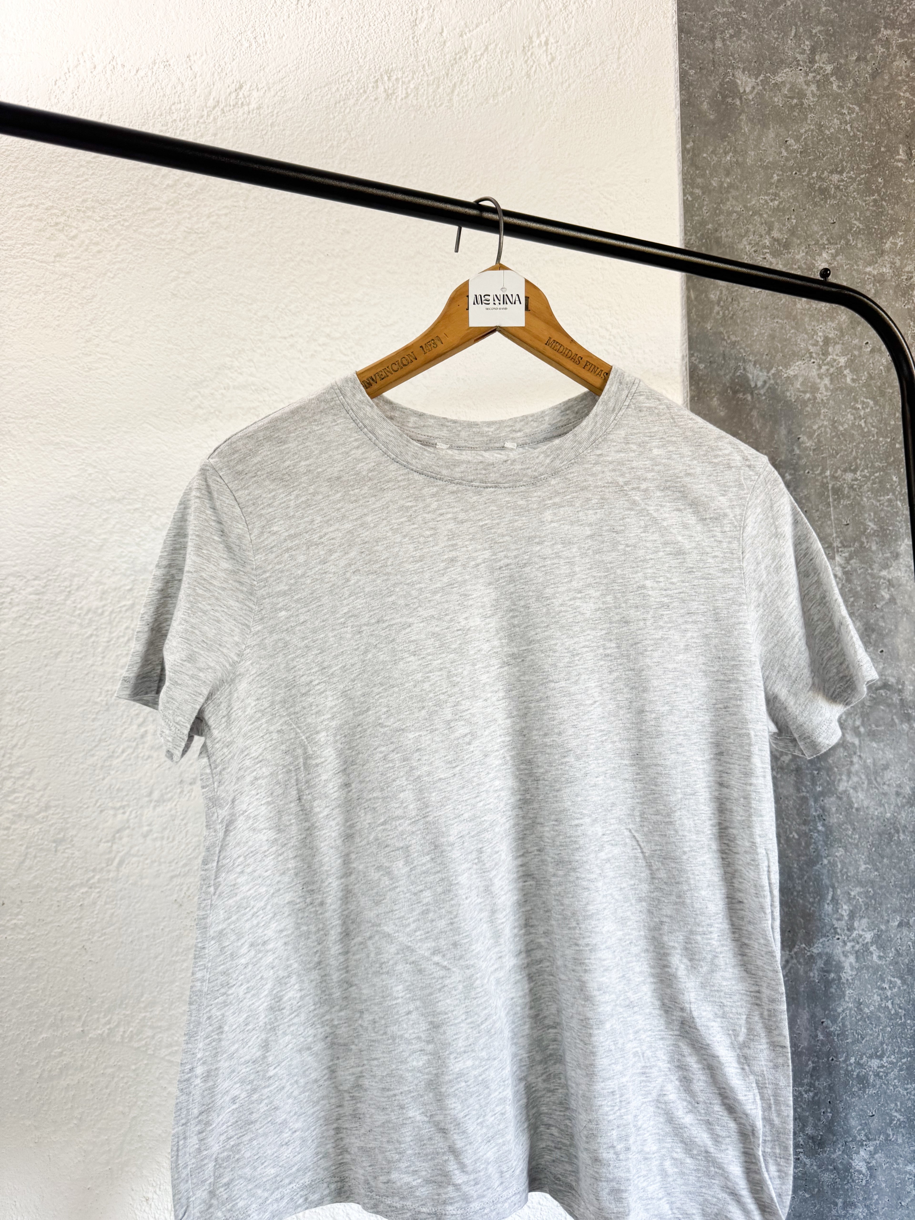 Remera gris claro manga corta