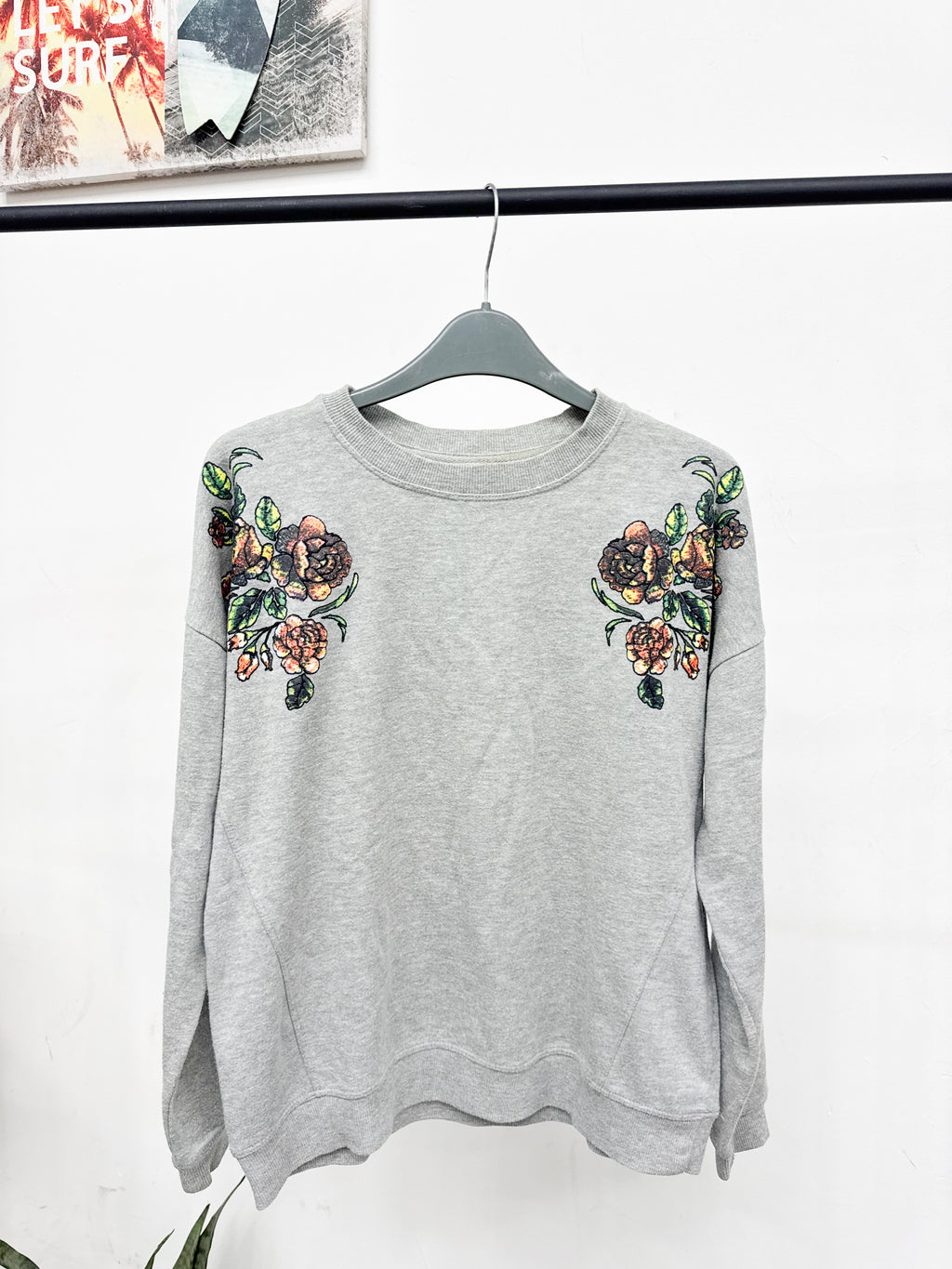 Buzo gris con flores
