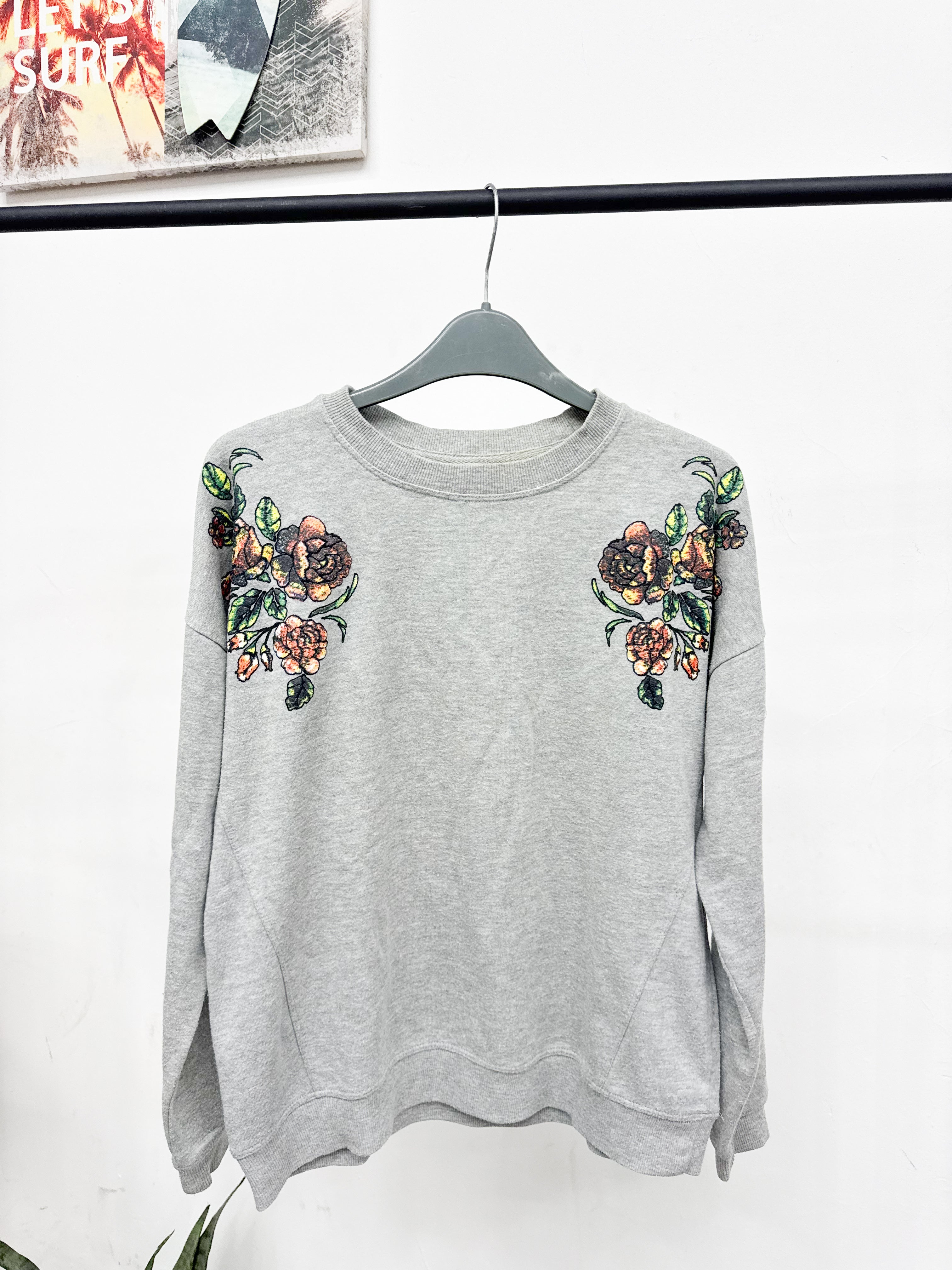 Buzo gris con flores