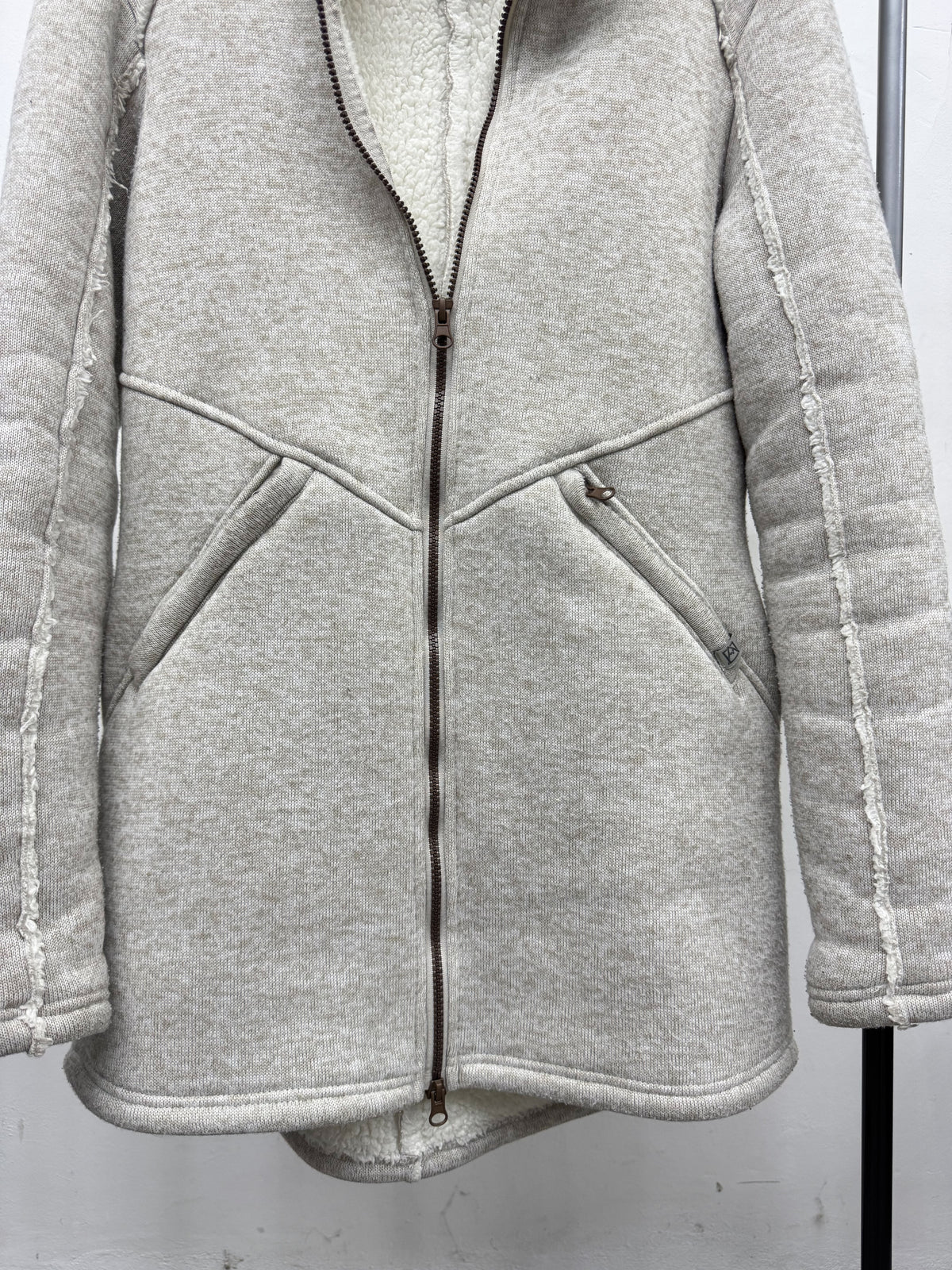Campera/chaqueta gris con corderito marca Avalanche talle M/L