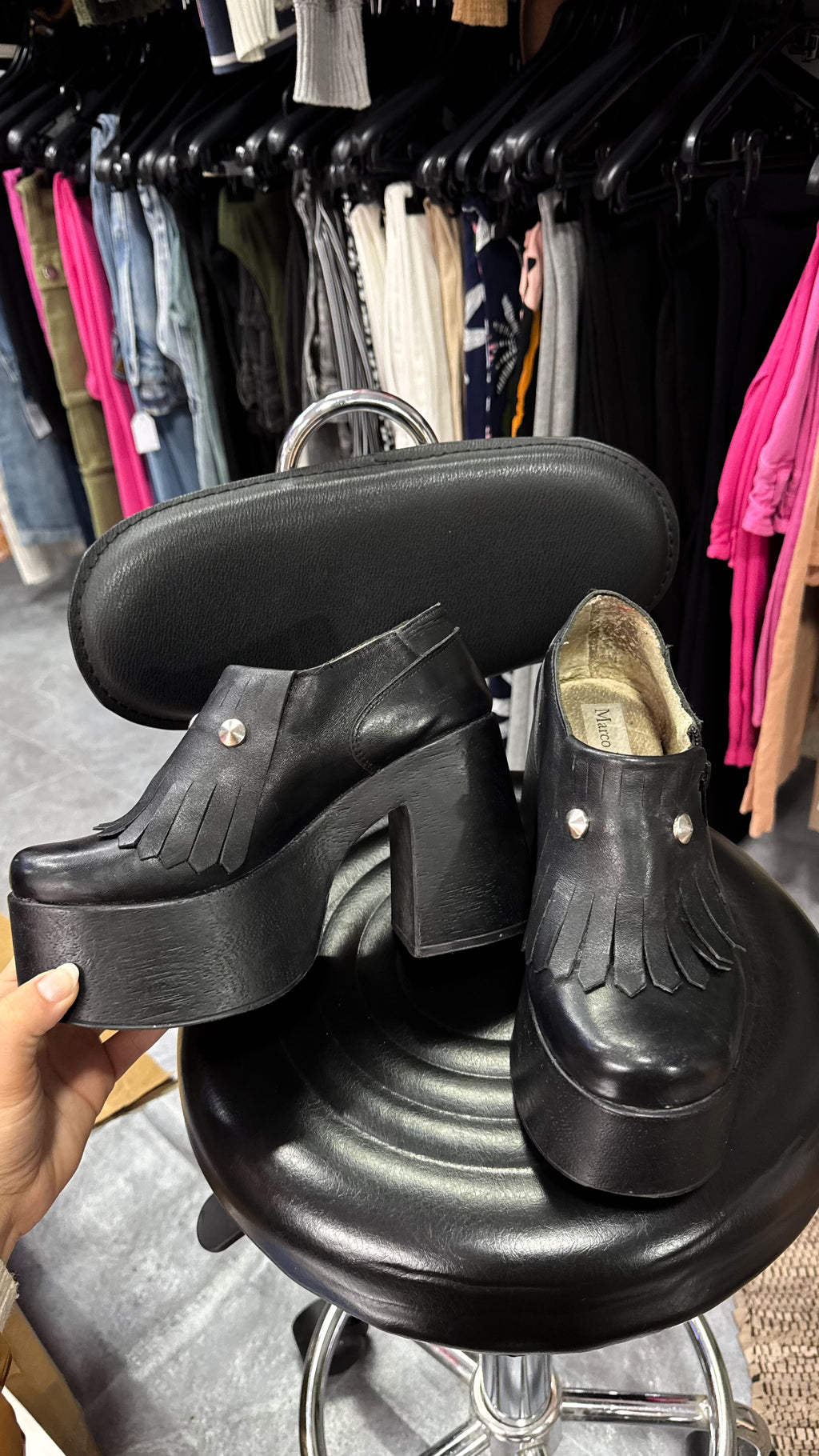 Botas negras de cuero con taco