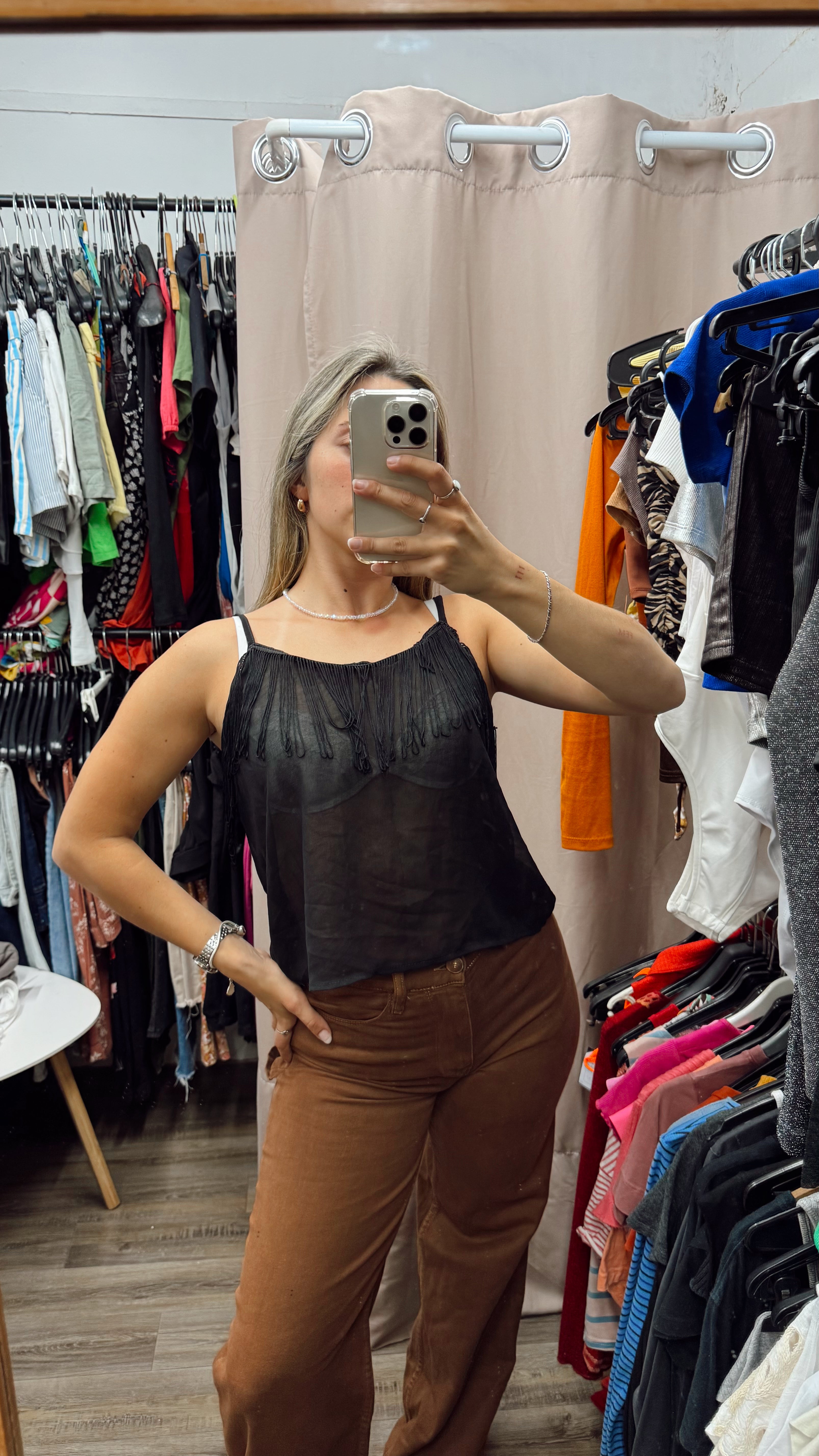 Musculosa negra traslúcida