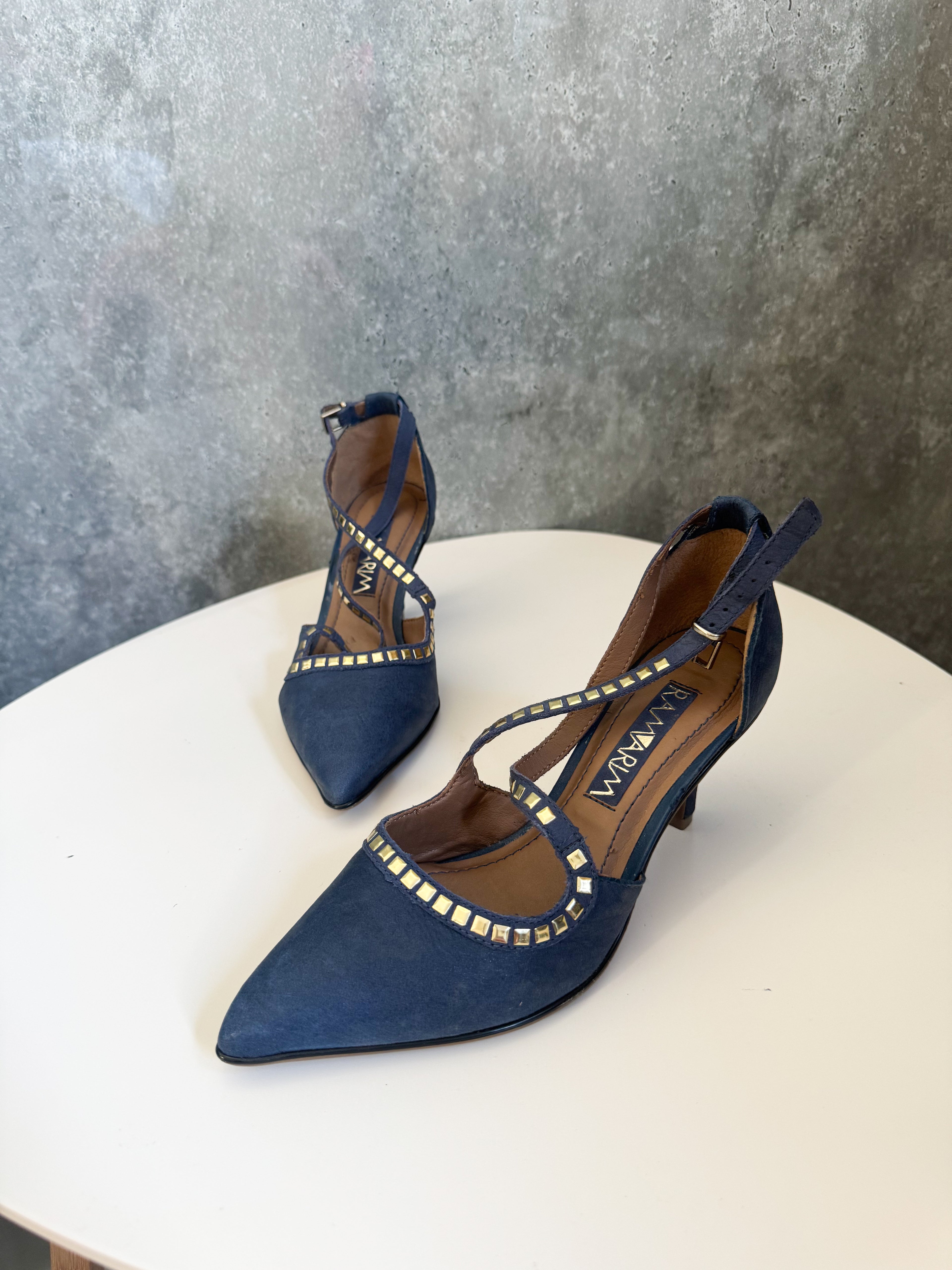 Tacos sandalias nuevas azules de gamuza con tachas