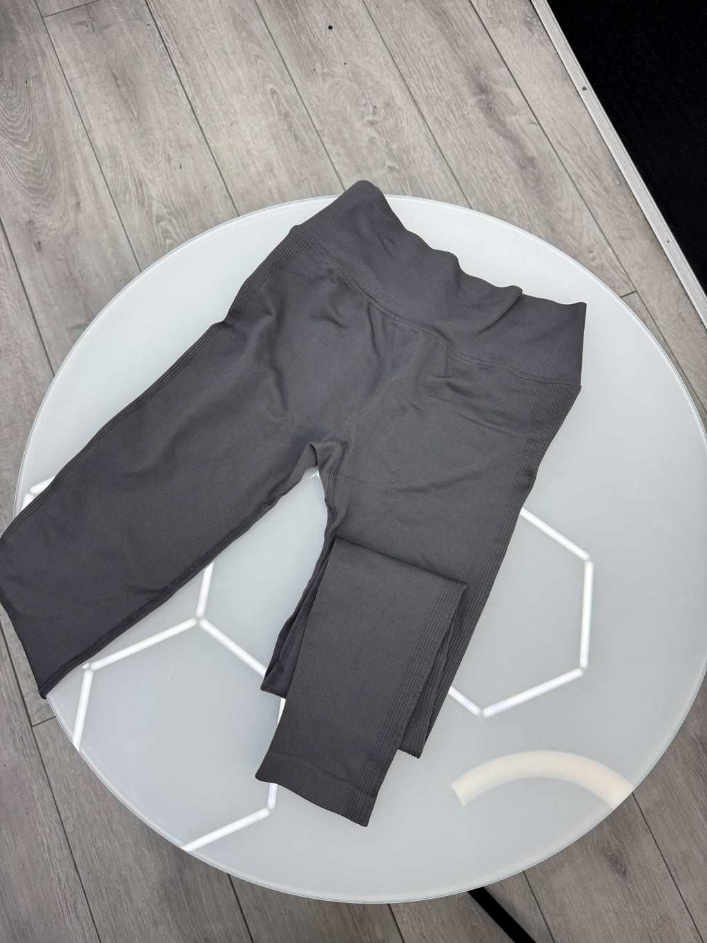 Calza gris levanta cola
