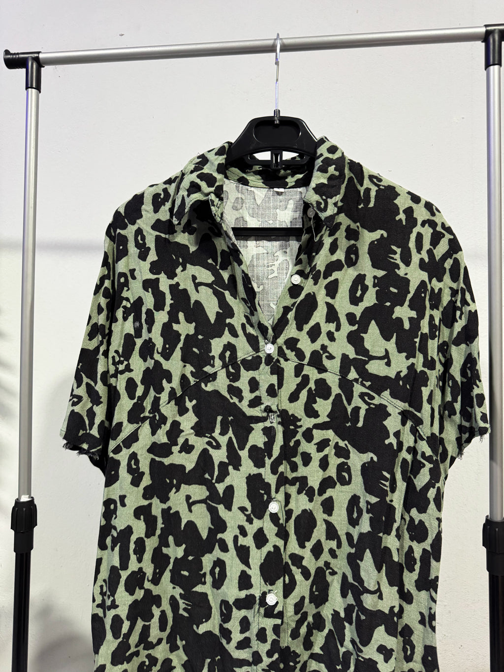 Camisa print verde y negro