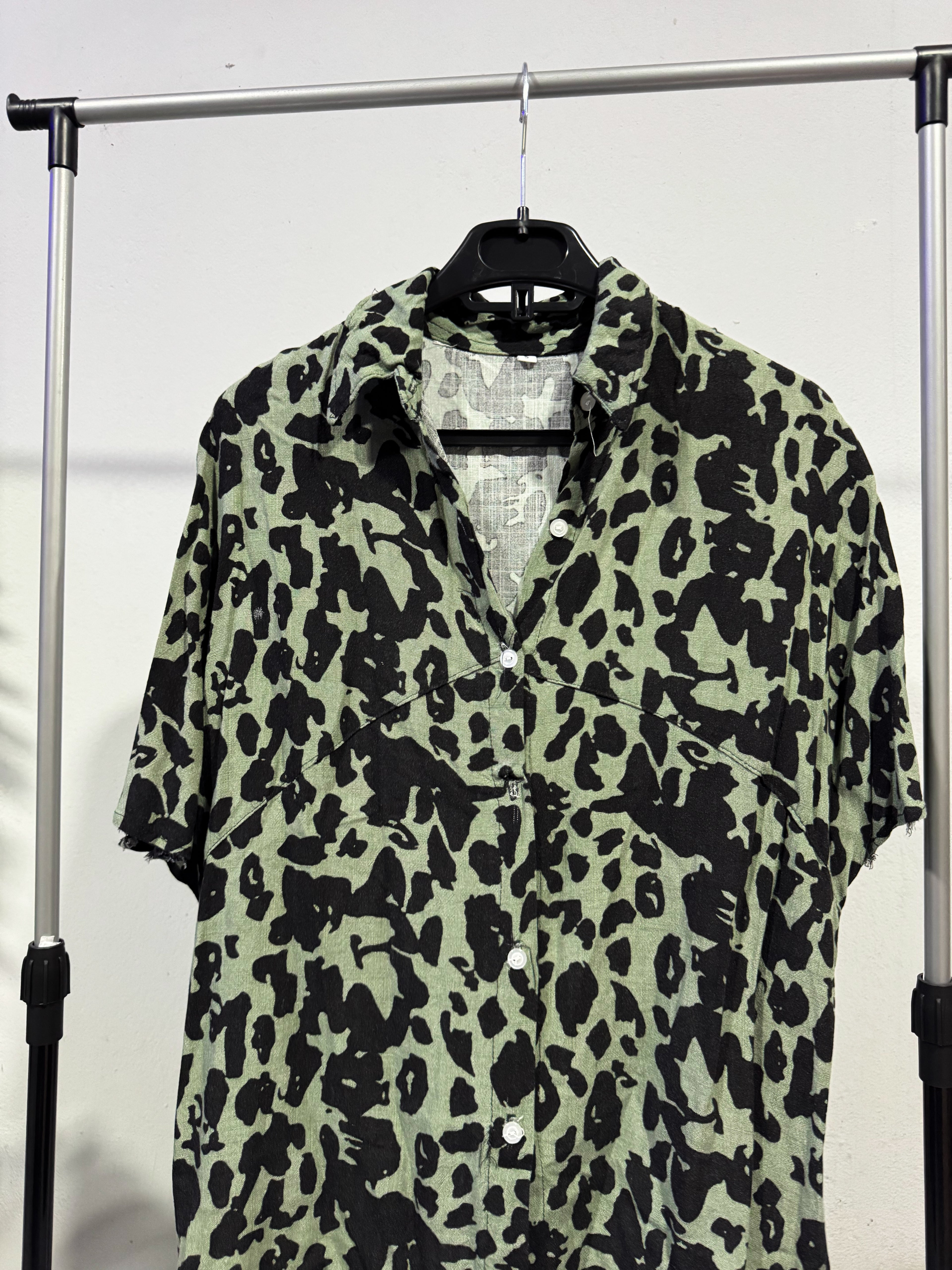 Camisa print verde y negro