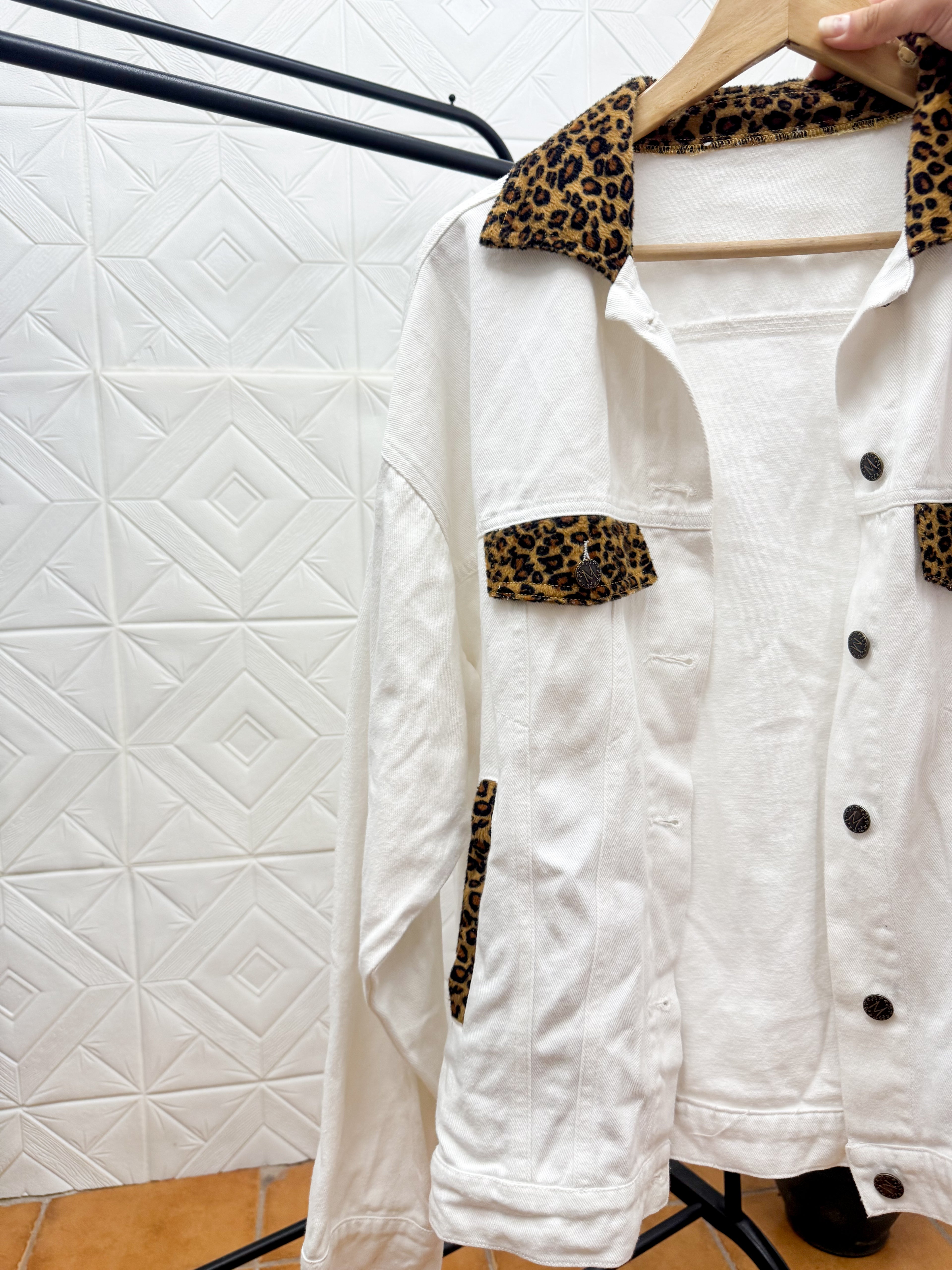 Chaqueta de Jean blanca animal print