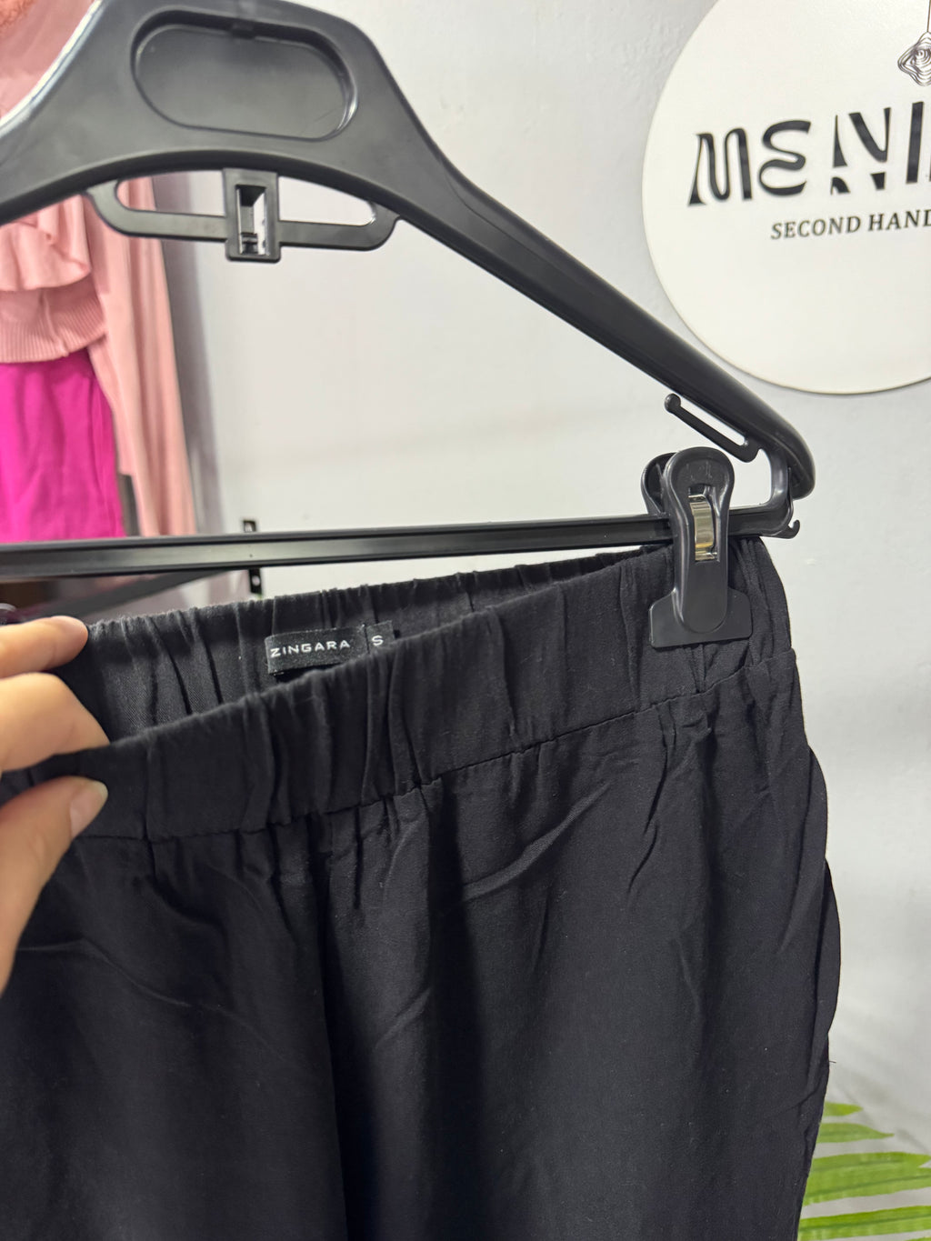 Pantalón negro con puños y bolsillos