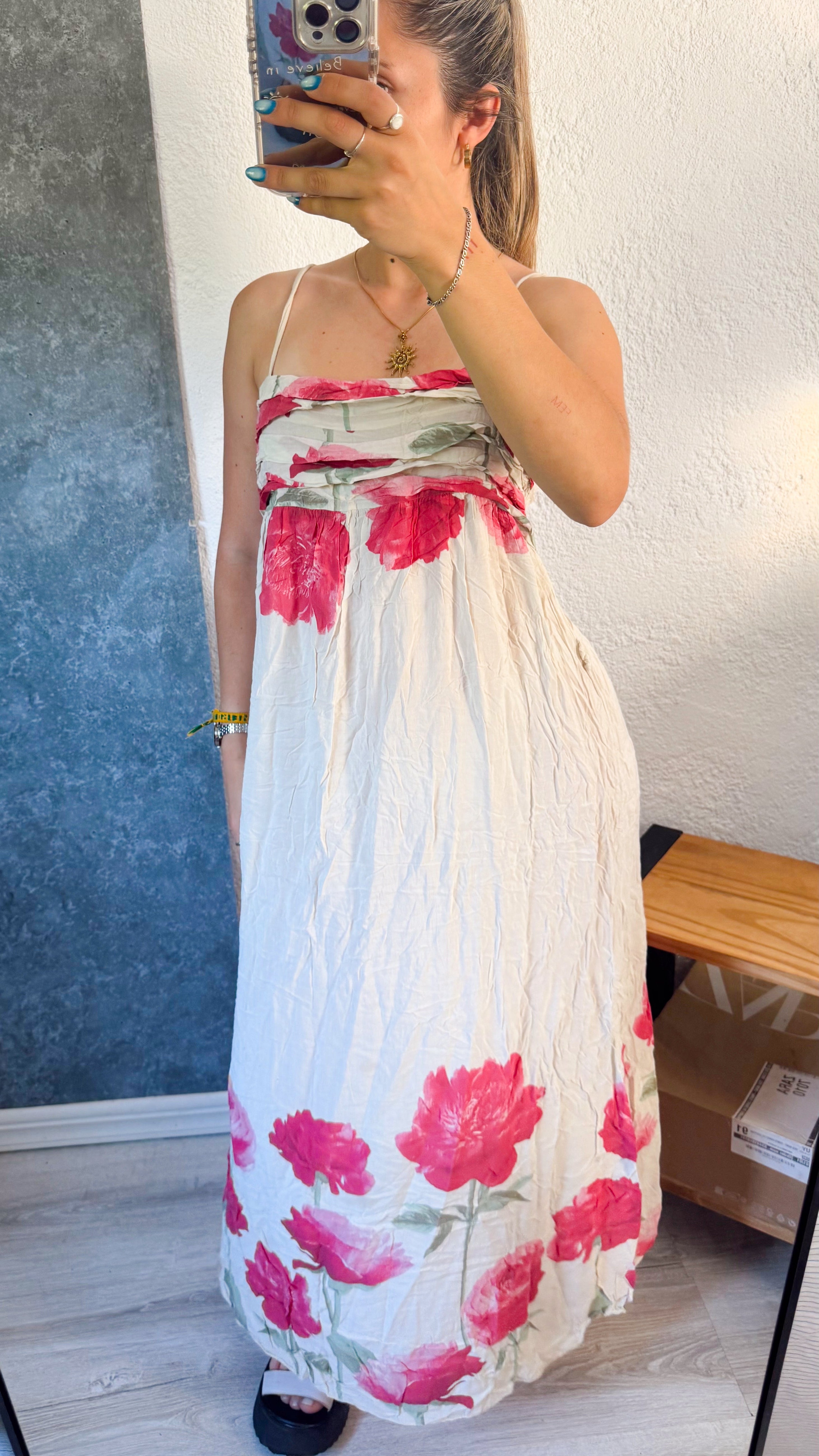 Vestido blanco de seda con flores rosadas