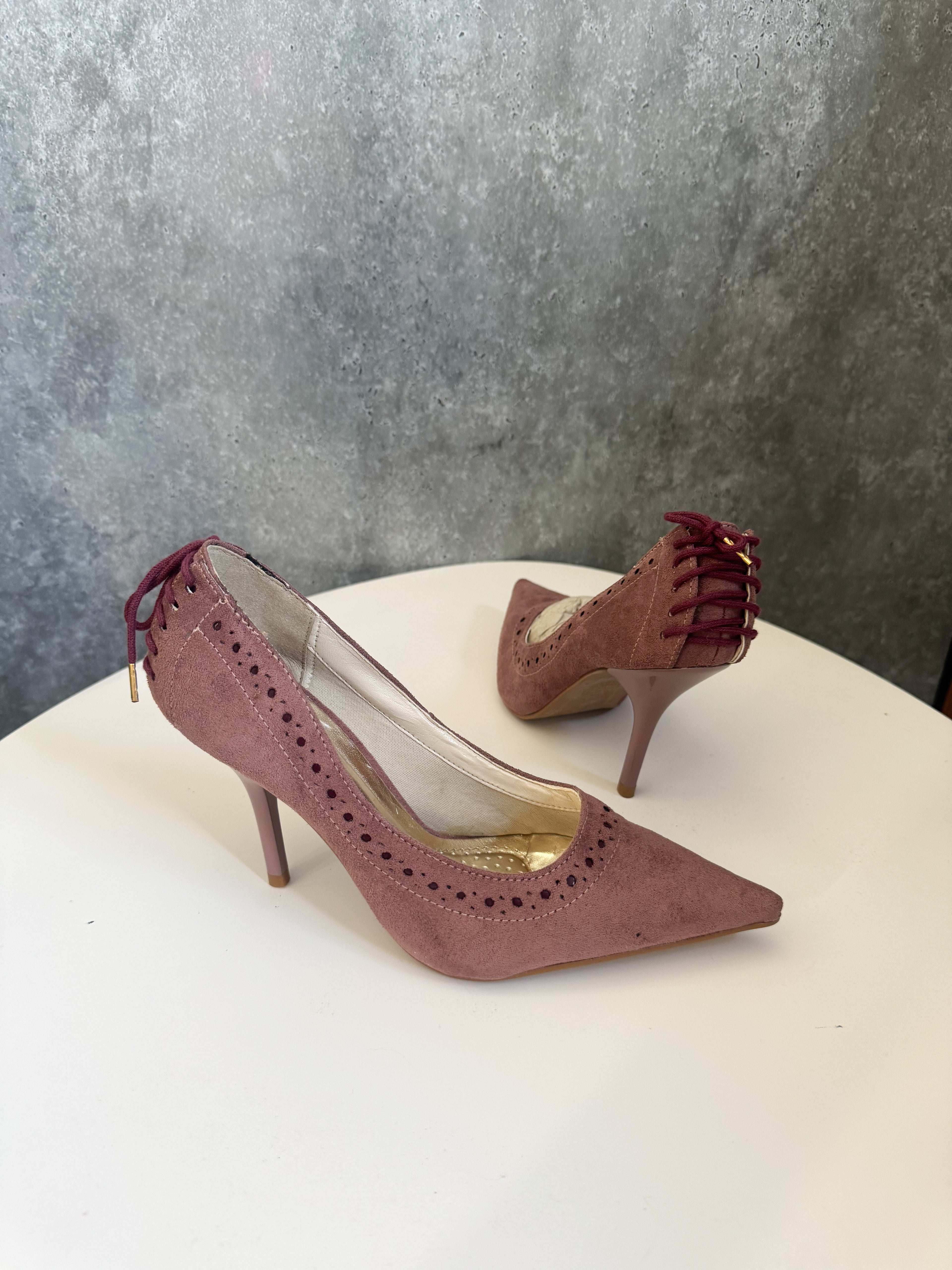 Tacos sandalias nuevas color rosa de gamuza con cordón atrás