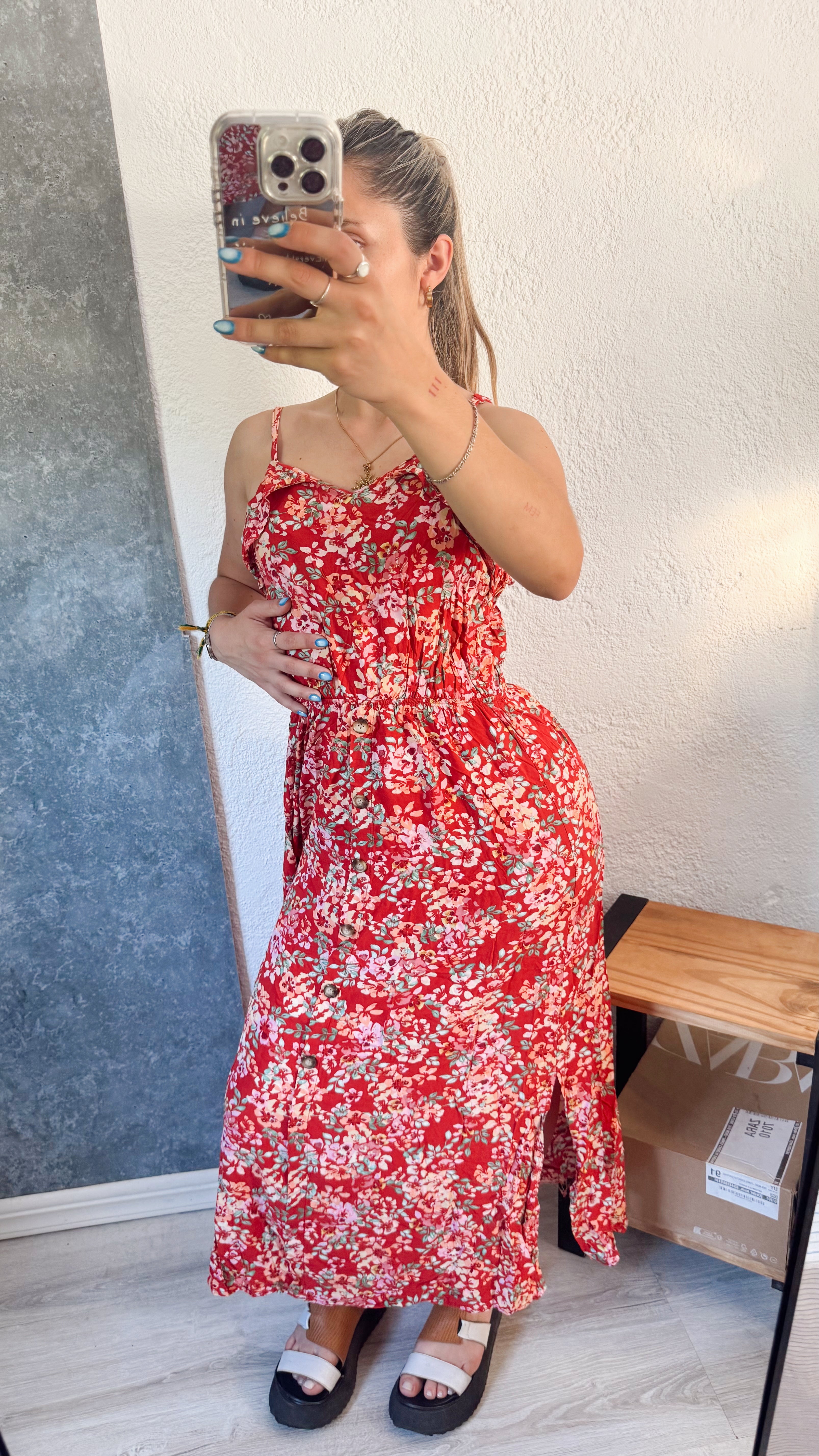 Vestido rojo floreado con botones delanteros