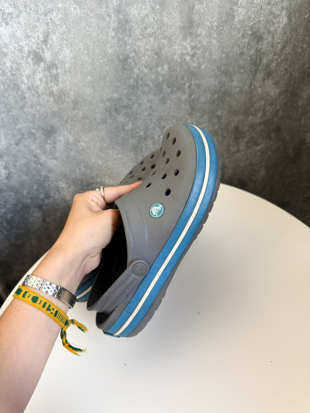 Crocs grises y celeste originales, como nuevas