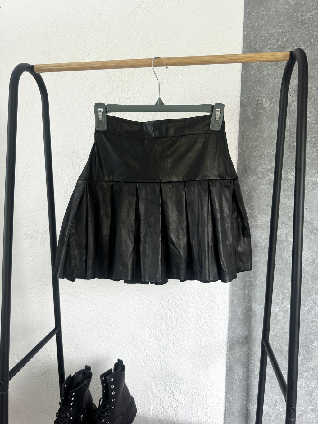 Pollera eco cuero negra tableada